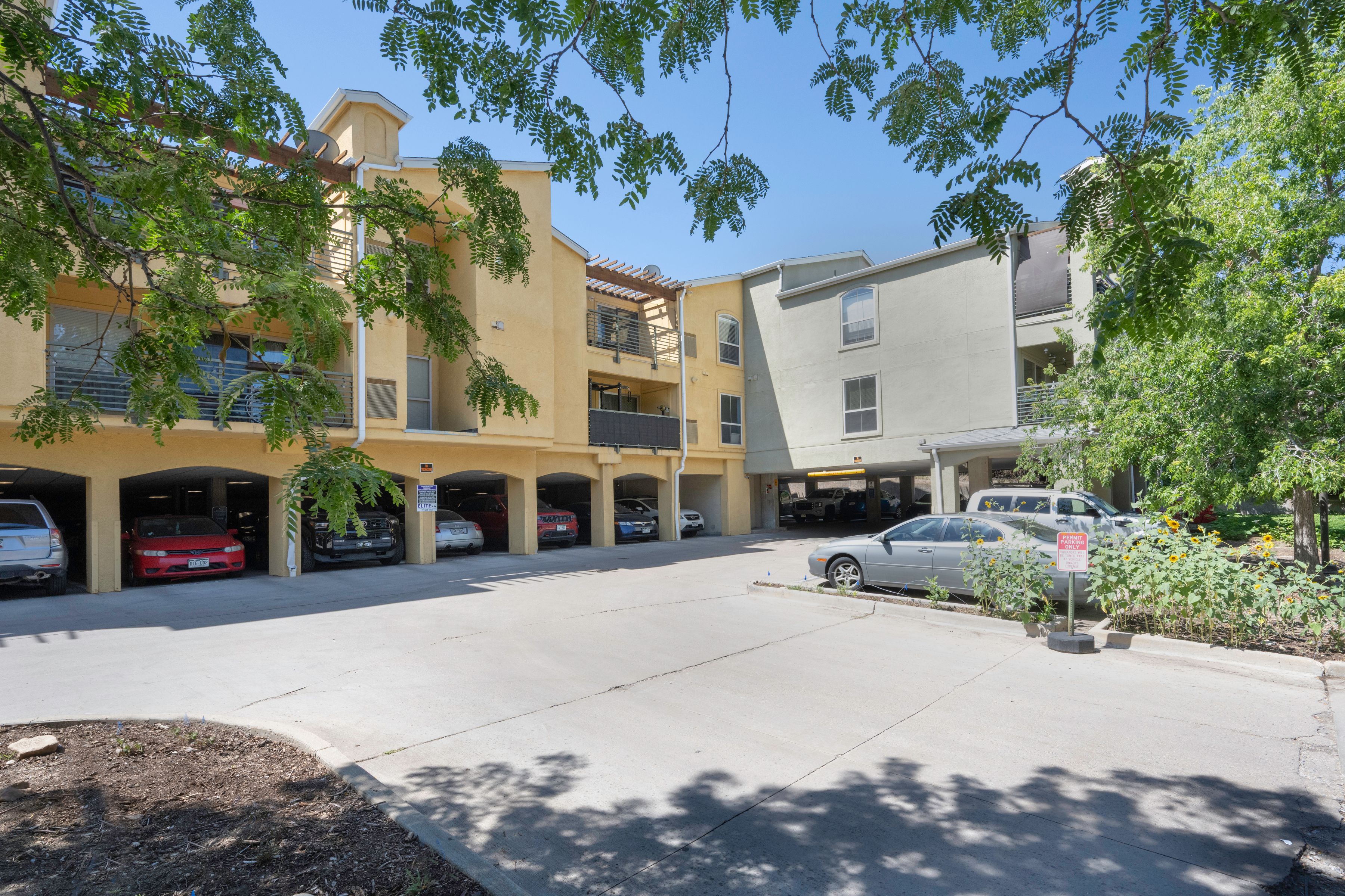  Sun-Drenched, Top-Floor End-Unit Condominium in the Heart of Central Boulder - 物件實景