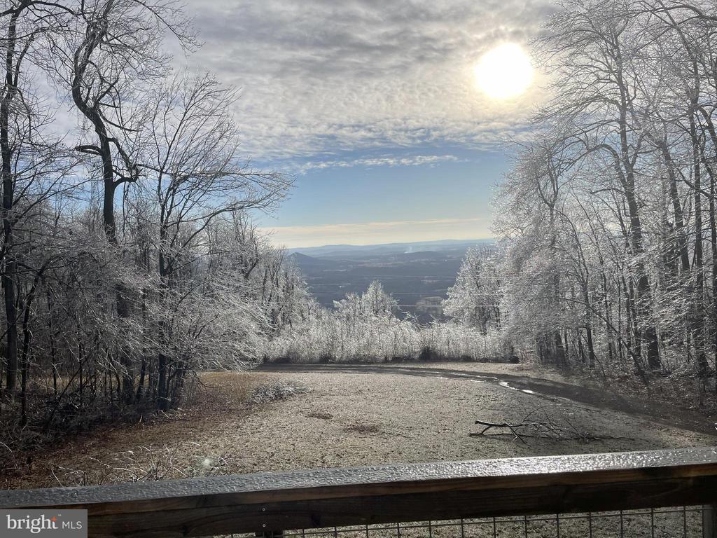 Chester Gap, Virginia, 22623, United States, 4 Bedrooms Bedrooms, ,4 BathroomsBathrooms,Residential,For Sale,1980820