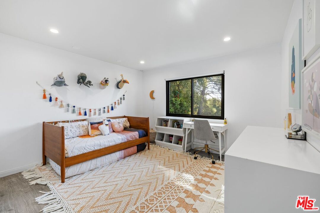 Los Angeles, California, 90077, United States, 5 Bedrooms Bedrooms, ,1 BathroomBathrooms,Residential,For Sale,1987970