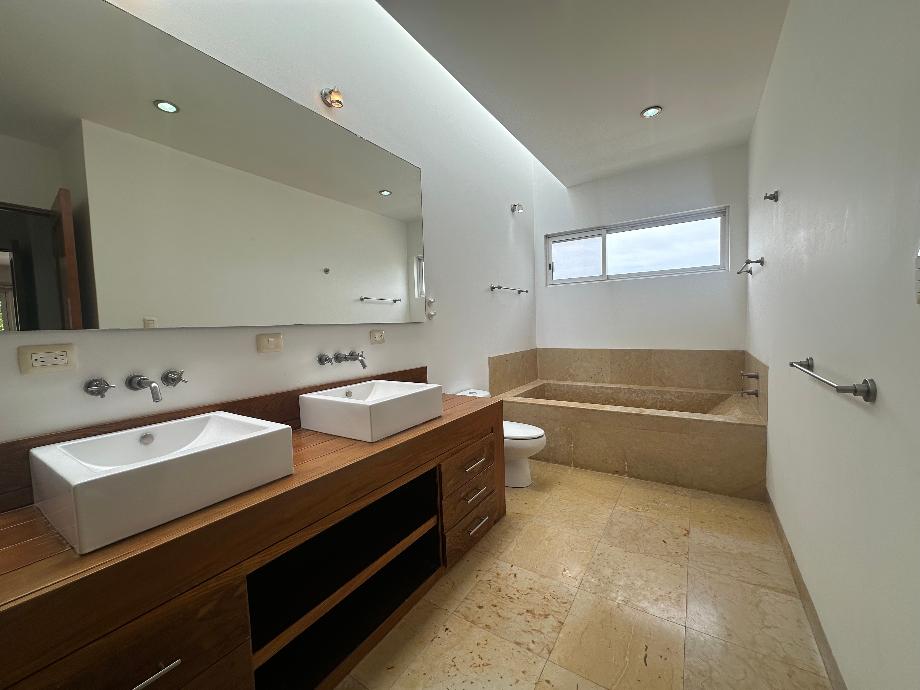 Querétaro, Querétaro, 76100, Mexico, 3 Bedrooms Bedrooms, ,4 BathroomsBathrooms,Residential,For Sale,1699269