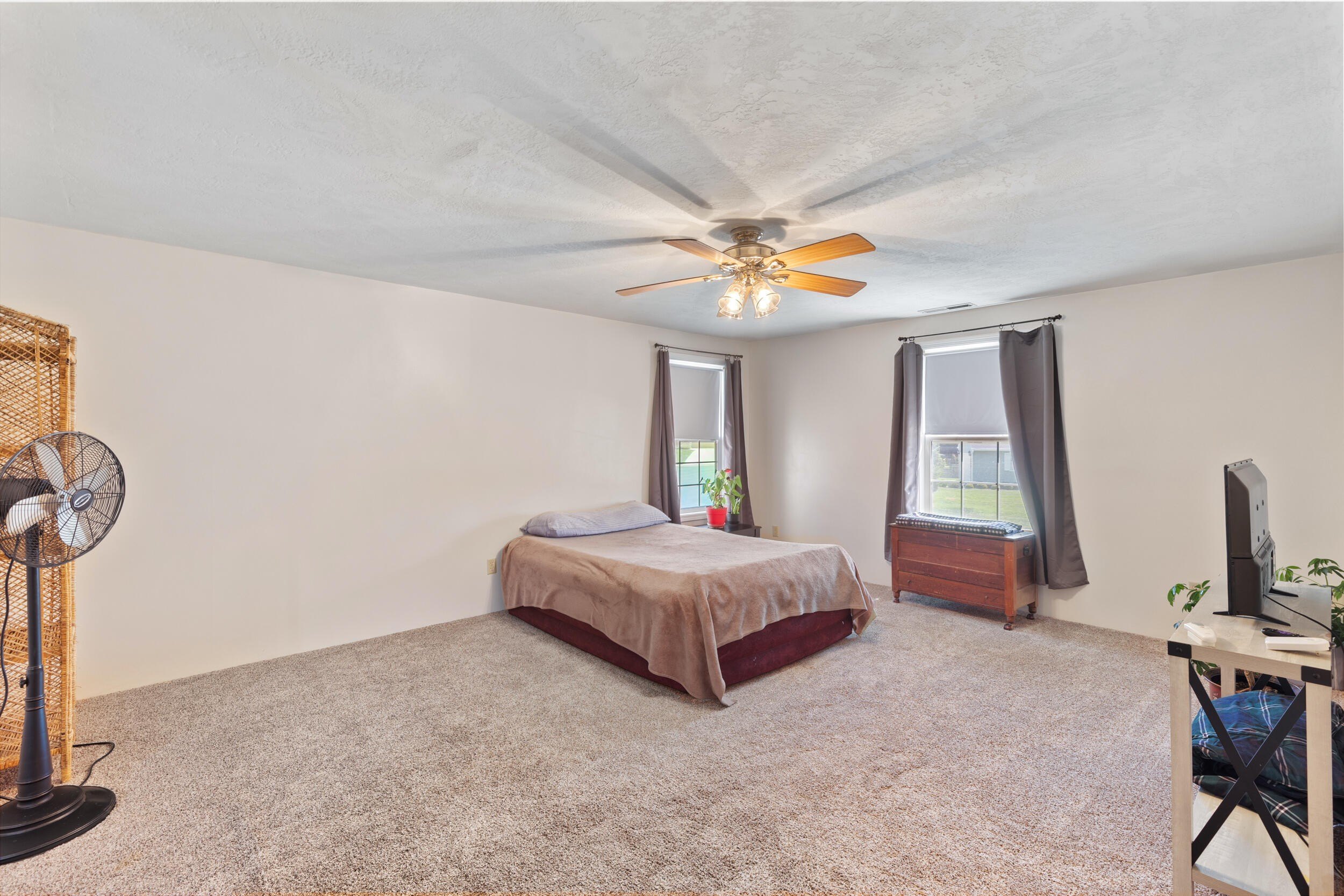 Medford, Oregon, 97504, United States, 4 Bedrooms Bedrooms, ,3 BathroomsBathrooms,Residential,For Sale,1974325