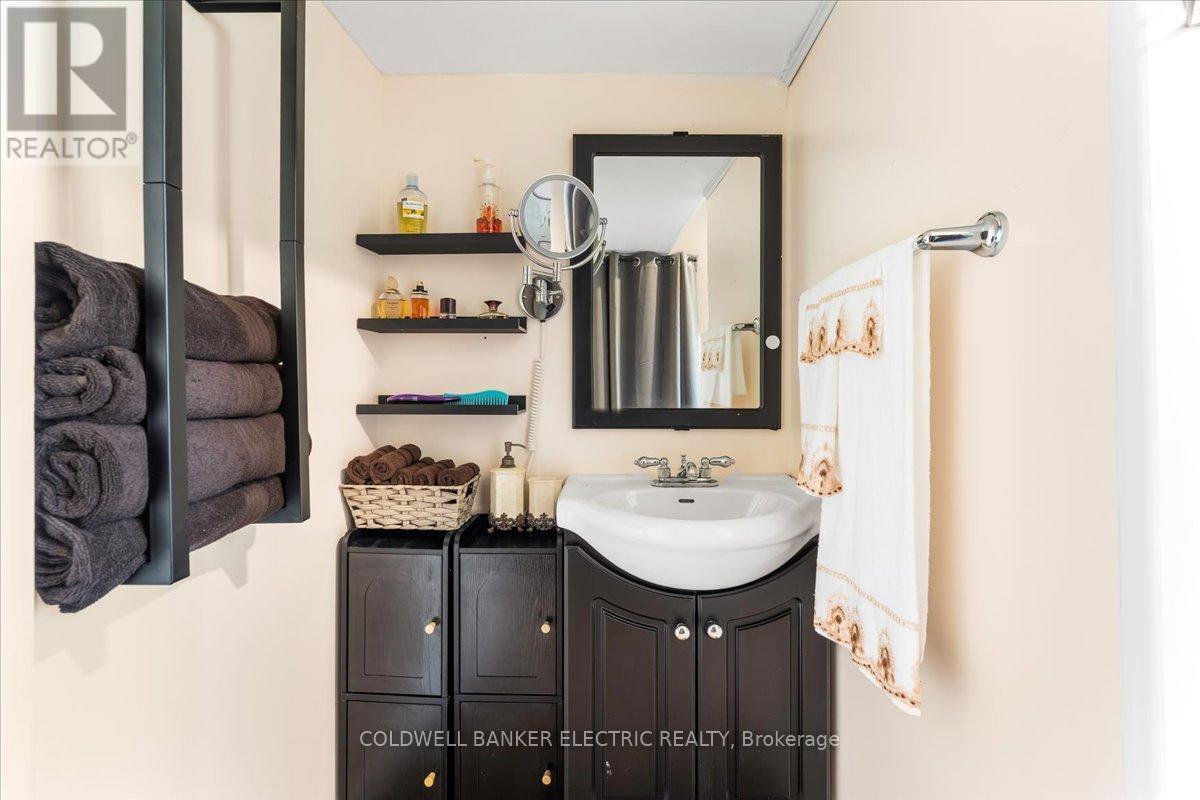PRINCE EDWARD COUNTY (AMELIASBURG WARD), Ontario, K0K 1A0, CA, 5 Bedrooms Bedrooms, ,2 BathroomsBathrooms,Residential,For Sale,1867641