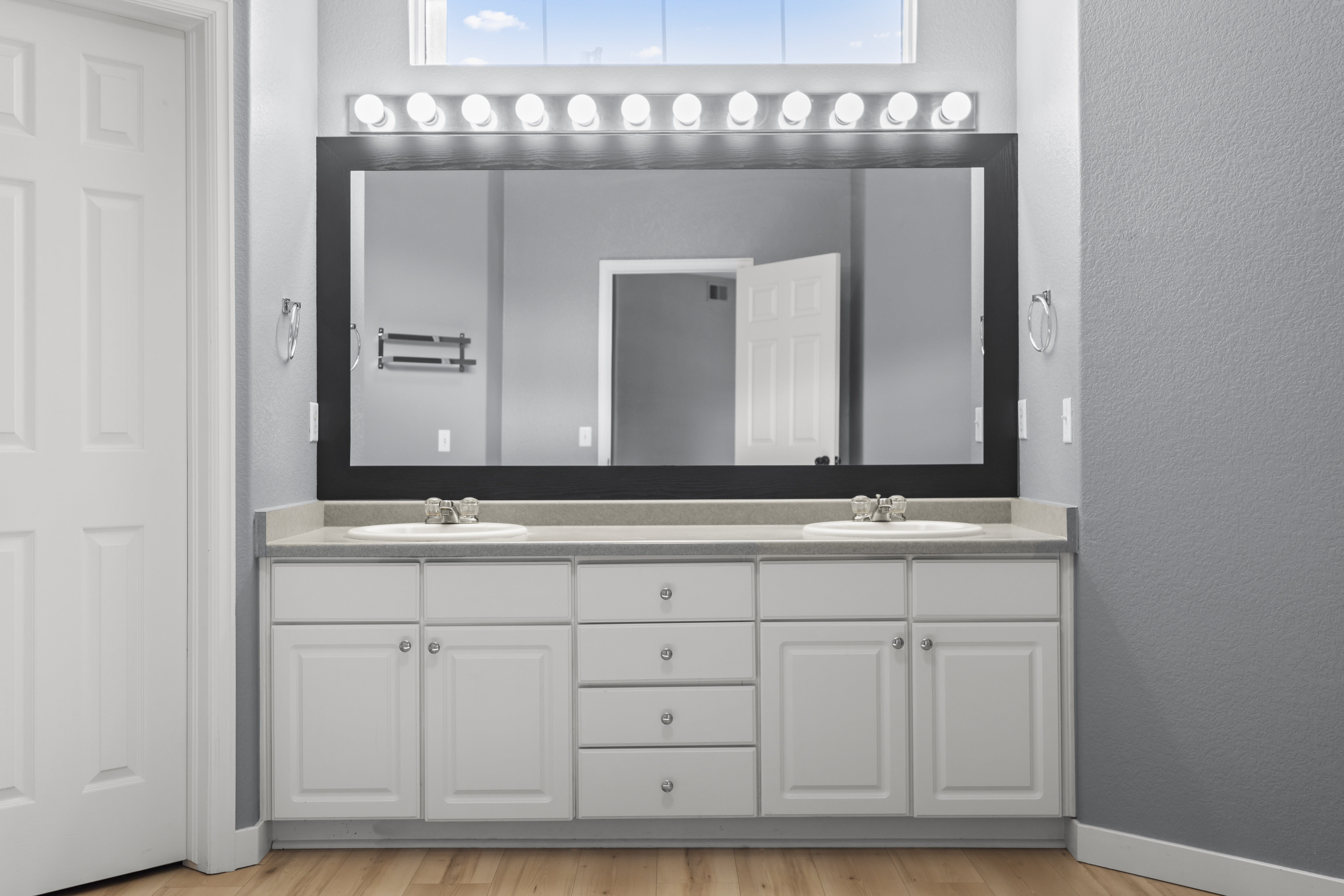  Expansive water views and a light-filled interior create a truly unique setting - 物件實景