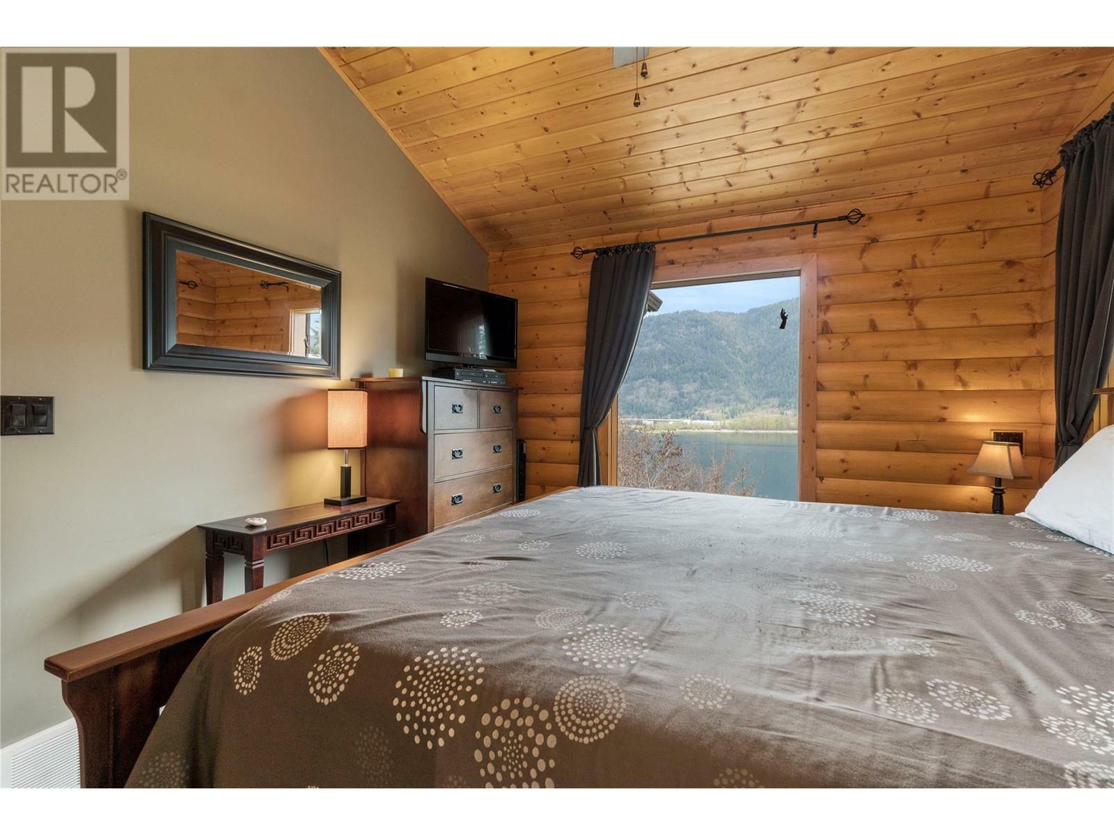 SICAMOUS, British Columbia, V0E 2V0, CA, 4 Bedrooms Bedrooms, ,3 BathroomsBathrooms,Residential,For Sale,1837612