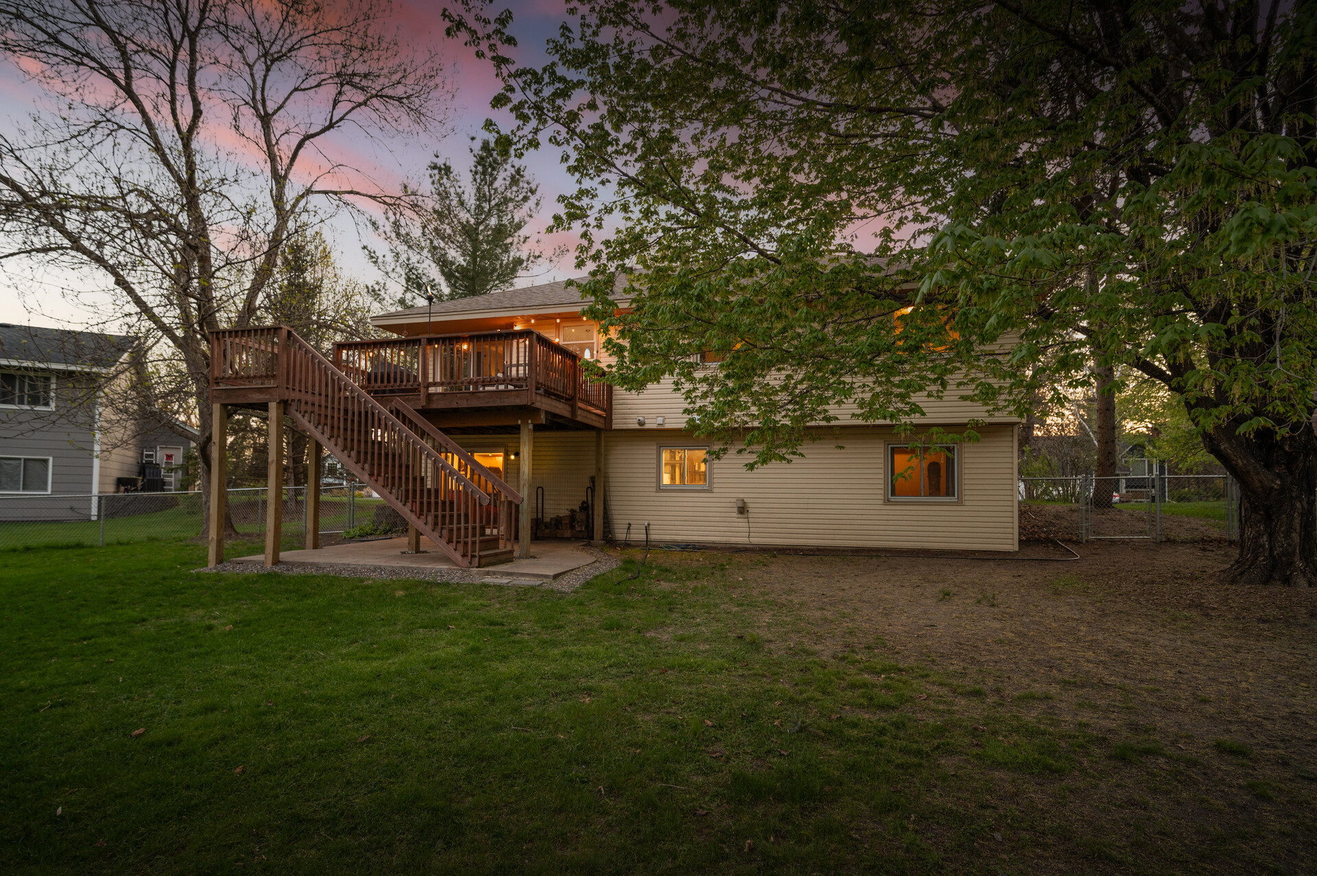  Wooded Retreat with Native Gardens and Expansive Outdoor Living - 物件實景