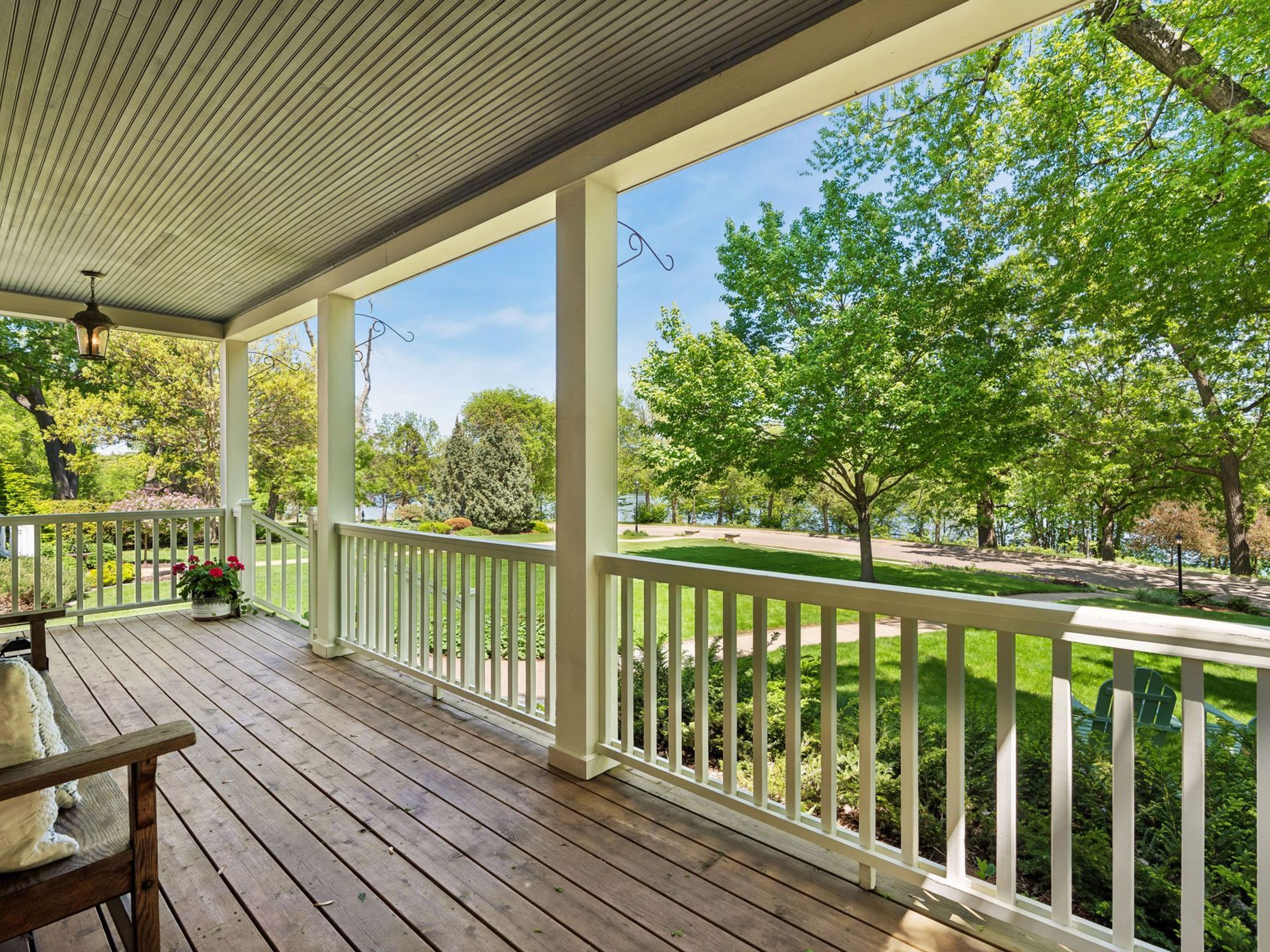  Historic Lakeside Retreat with Sunrooms and Timeless Charm - 物件實景