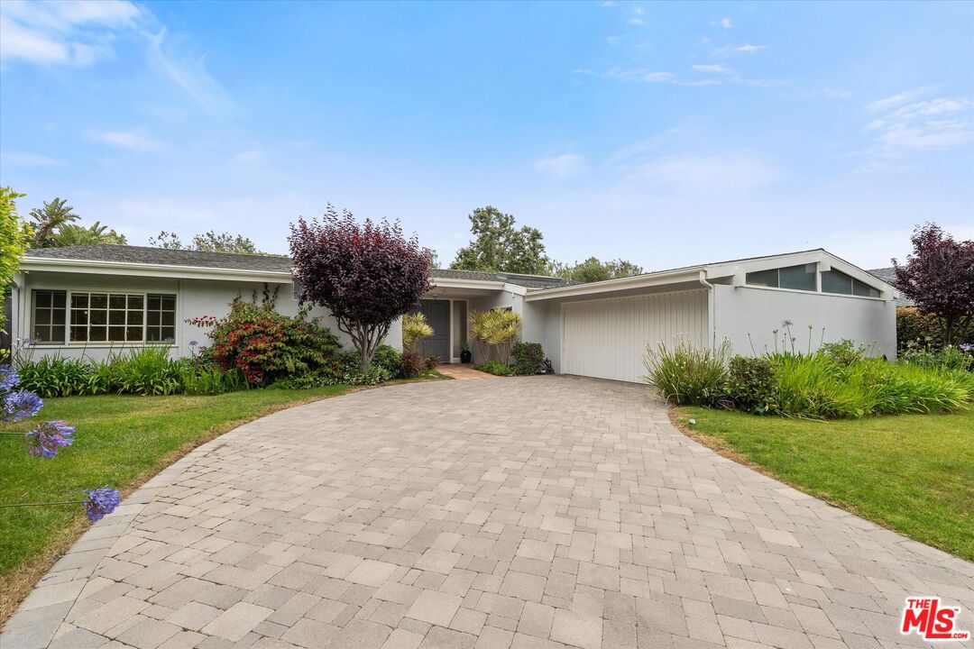 Malibu, California, 90265, United States, 4 Bedrooms Bedrooms, ,3 BathroomsBathrooms,Residential,For Sale,1859760