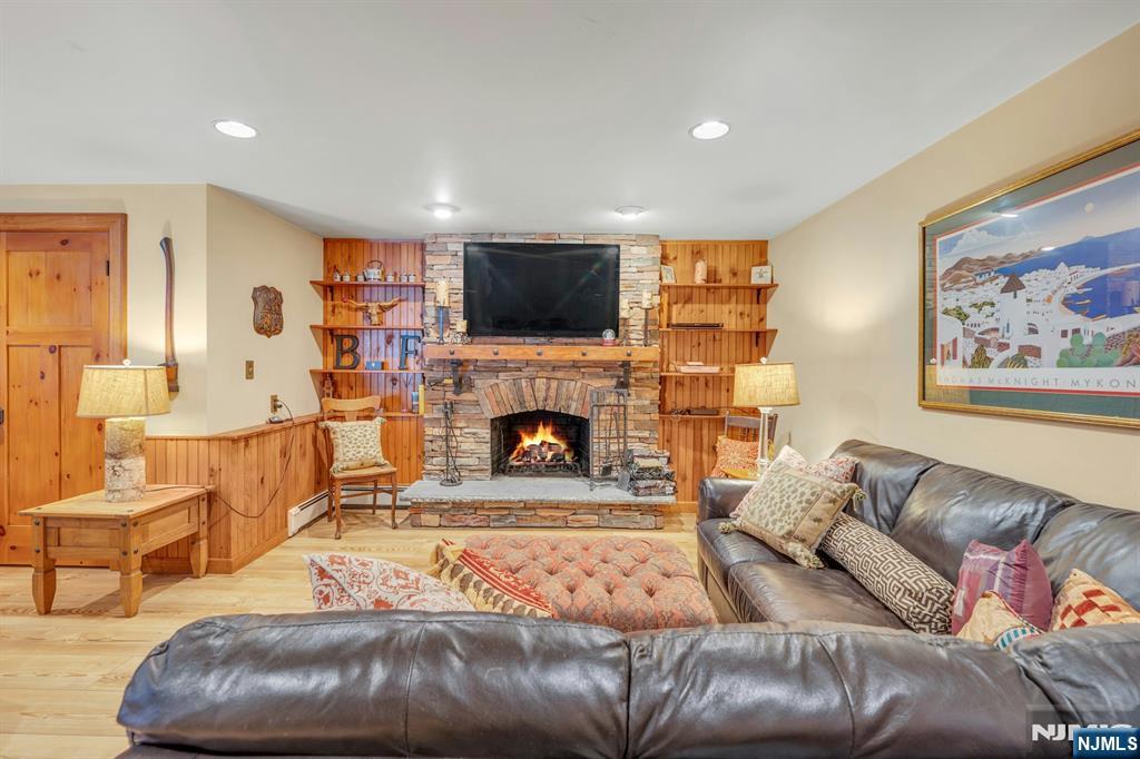 Montvale, New Jersey, 07645, United States, 6 Bedrooms Bedrooms, ,4 BathroomsBathrooms,Residential,For Sale,1950973