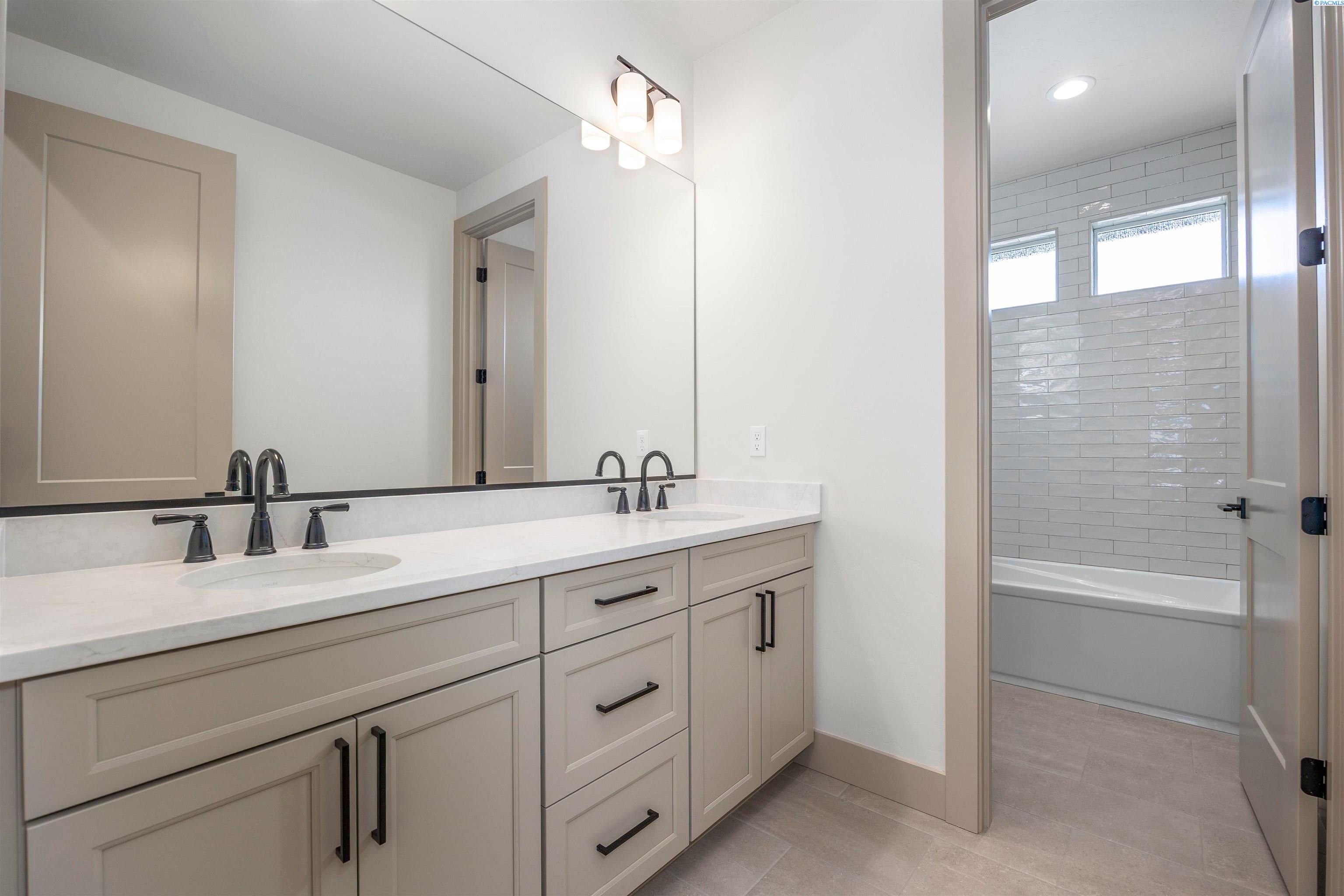 Kennewick, Washington, 99338, United States, 4 Bedrooms Bedrooms, ,3 BathroomsBathrooms,Residential,For Sale,2002511