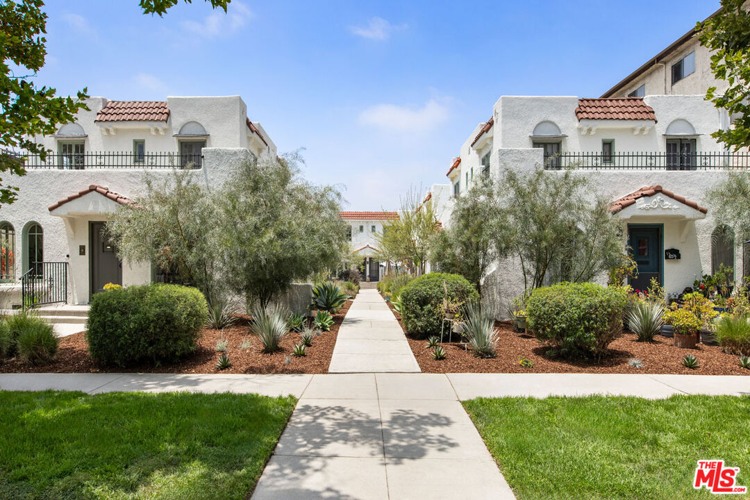 Los Angeles, California, 90036, United States, 2 Bedrooms Bedrooms, ,2 BathroomsBathrooms,Residential,For Sale,1897120