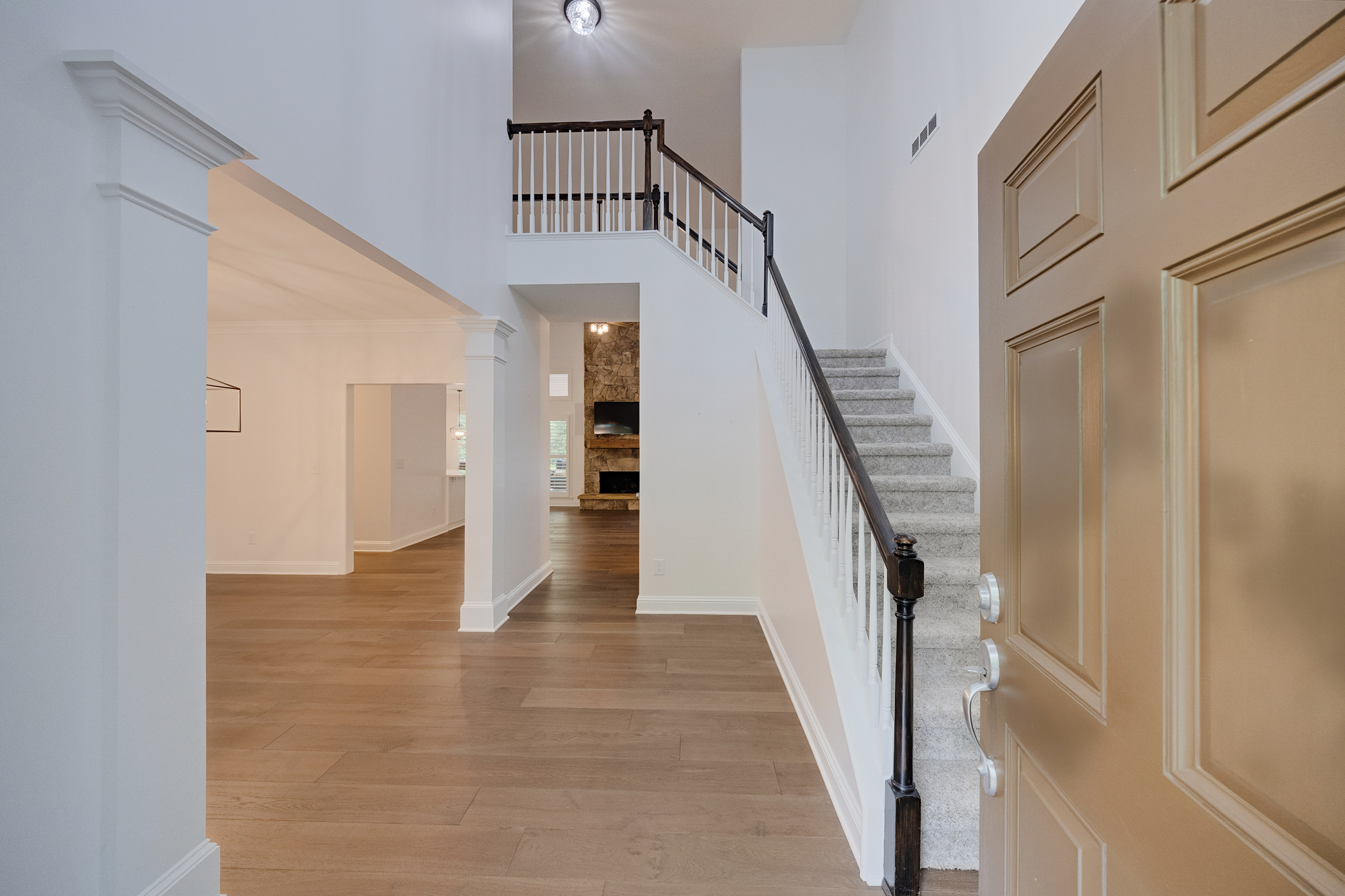  Stunning Craftsman-Style Home Featuring a Desirable Primary Suite on Main Level - 物件實景