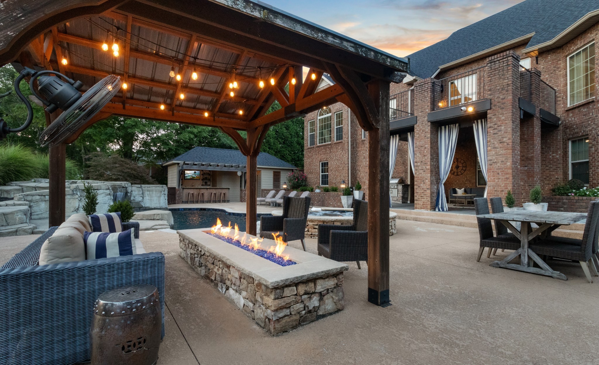 Clarksville, Tennessee, 37043, United States, 4 Bedrooms Bedrooms, ,5 BathroomsBathrooms,Residential,For Sale,1997798