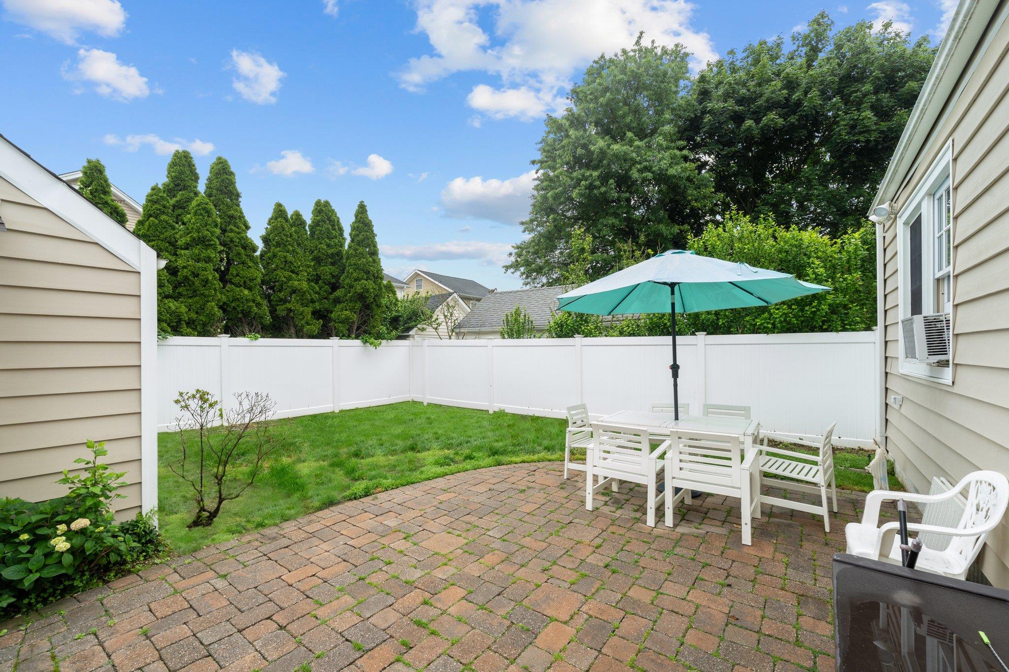 Rockville Centre, New York, 11570, United States, 4 Bedrooms Bedrooms, ,2 BathroomsBathrooms,Residential,For Sale,1928749
