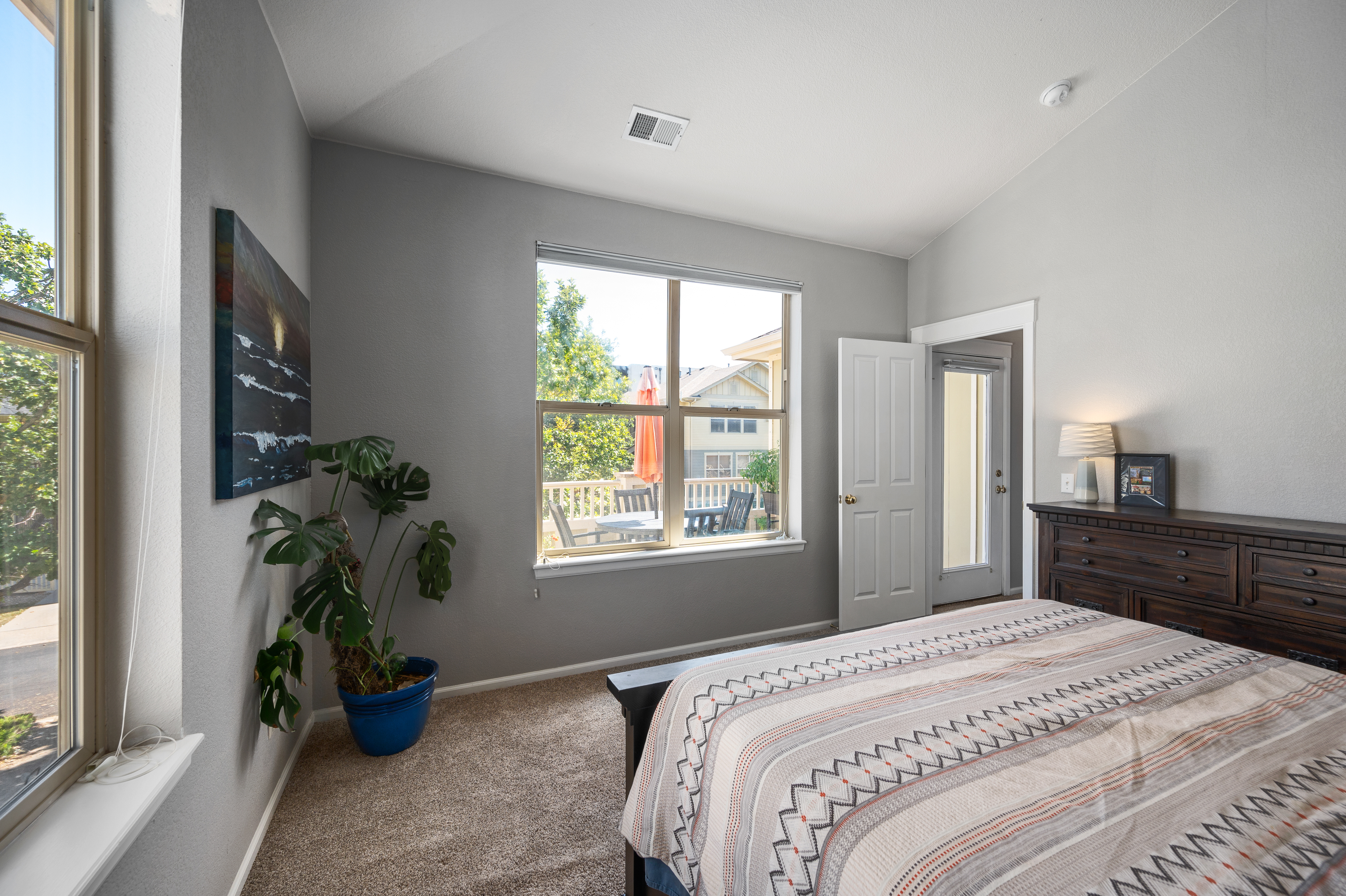  Beautifully Designed 2nd-floor Condo in Sought-after Community of Edgewater Park - 物件實景