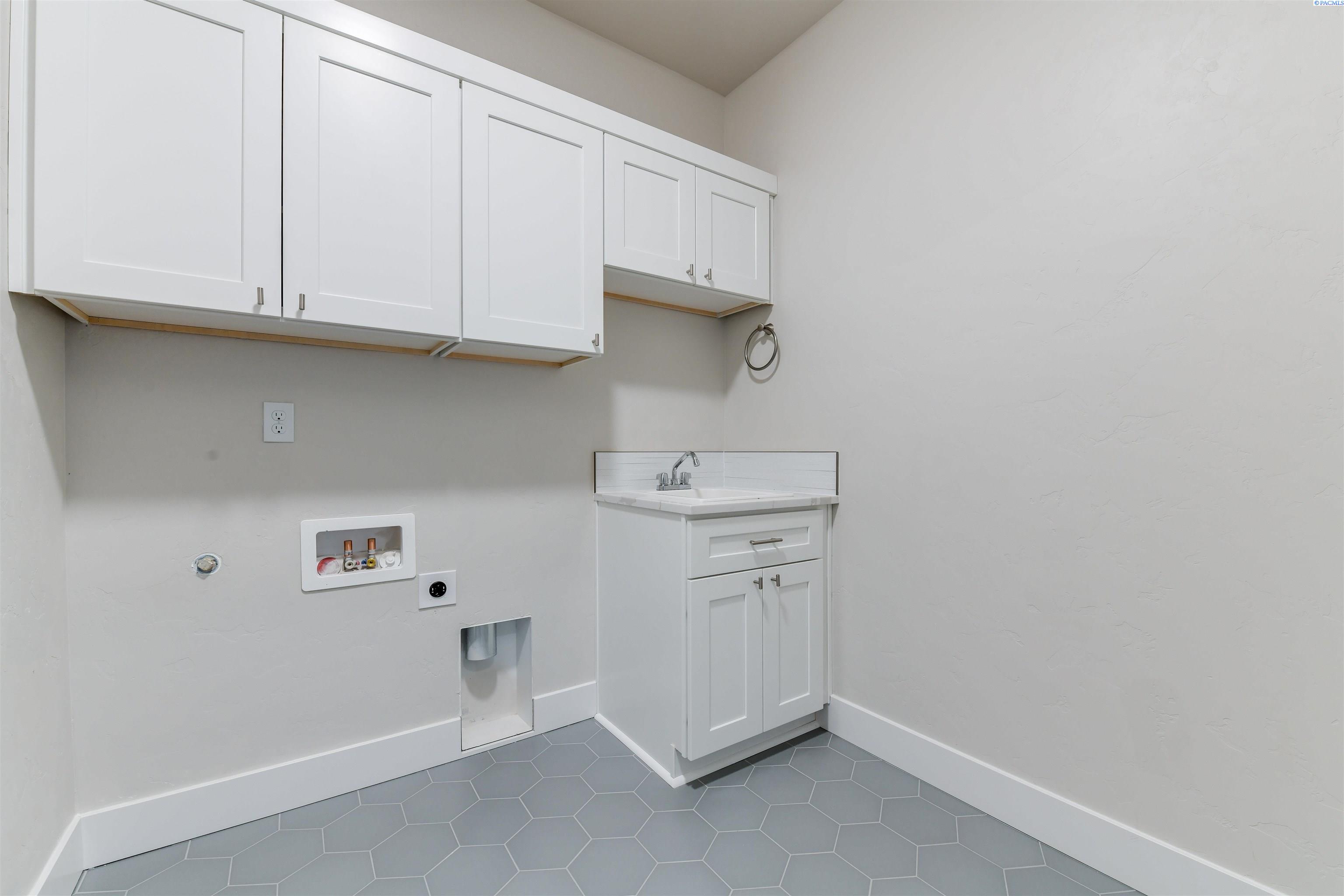 Richland, Washington, 99352, United States, 3 Bedrooms Bedrooms, ,2 BathroomsBathrooms,Residential,For Sale,1898380