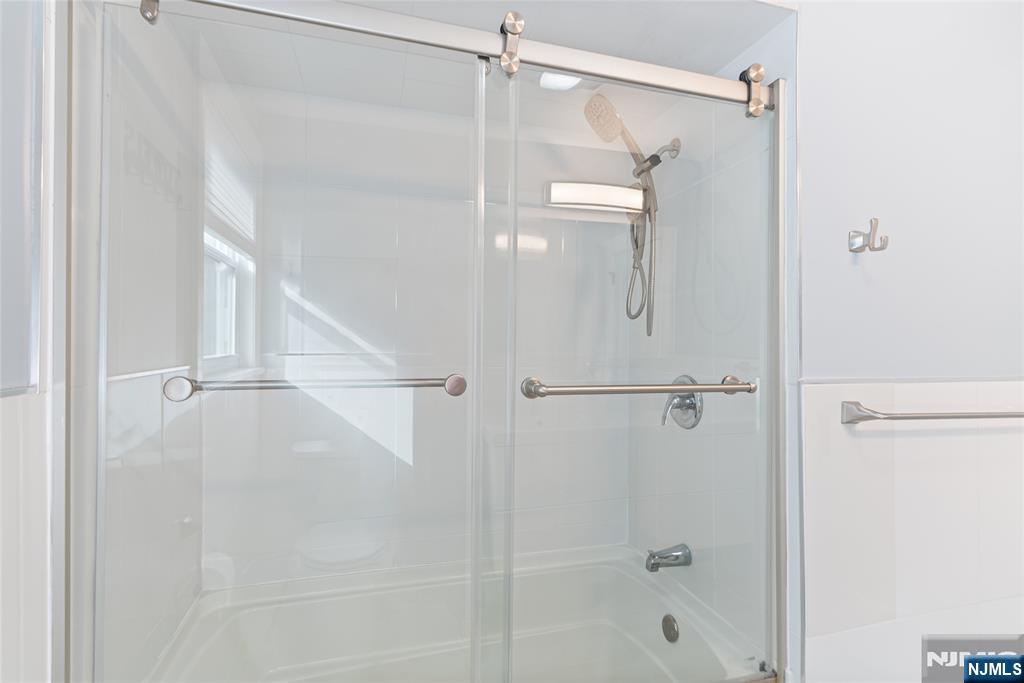 Teaneck, New Jersey, 07666, United States, 3 Bedrooms Bedrooms, ,2 BathroomsBathrooms,Residential,For Sale,1987513