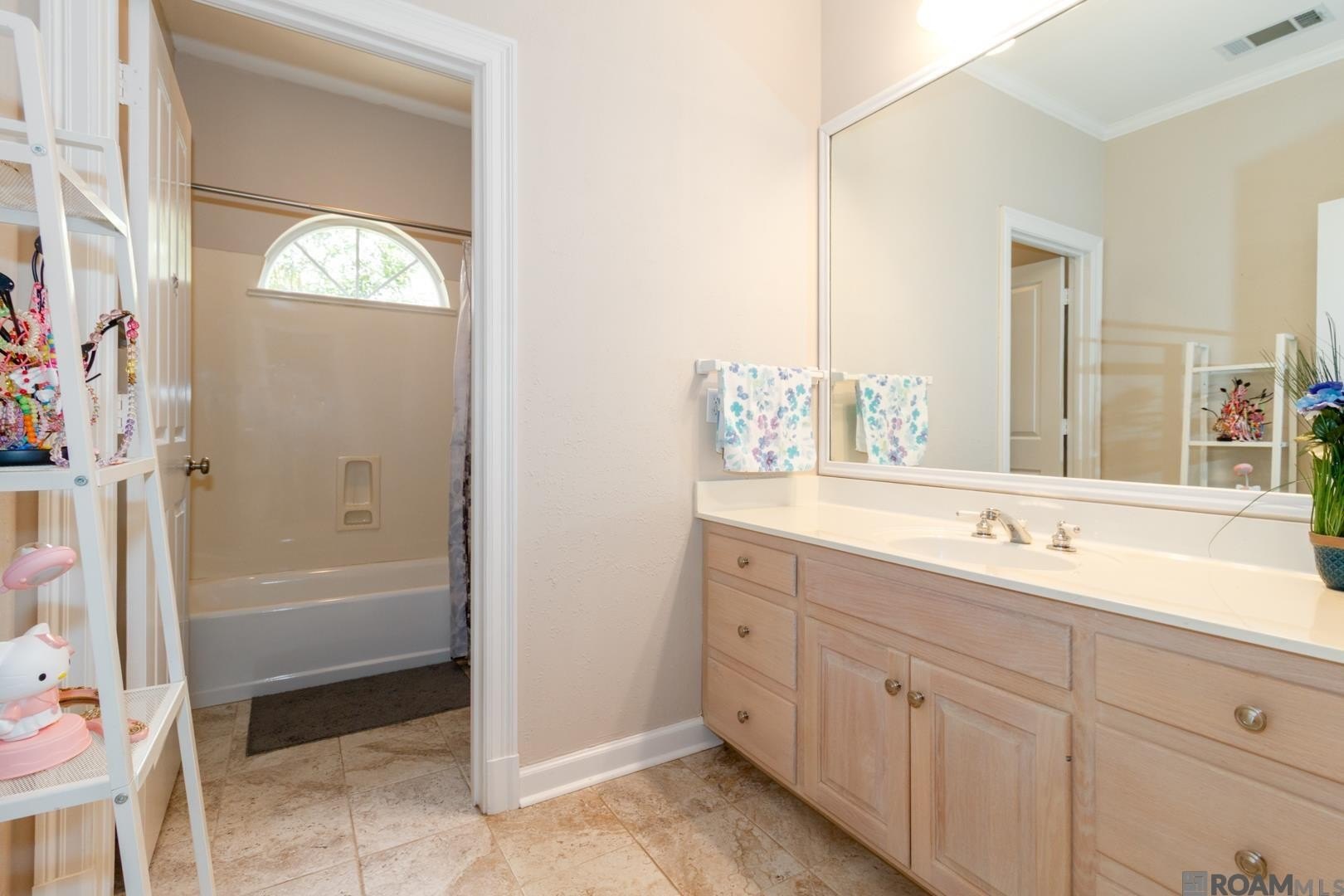 Baton Rouge, Louisiana, 70808, United States, 4 Bedrooms Bedrooms, ,3 BathroomsBathrooms,Residential,For Sale,1935637