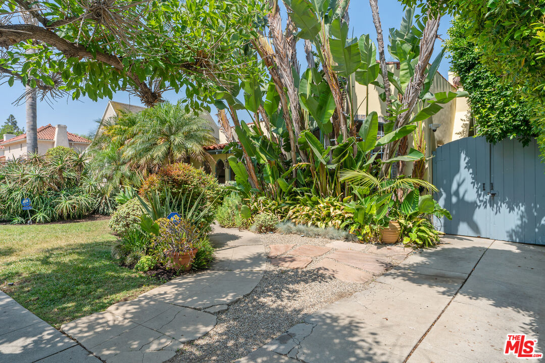 Los Angeles, California, 90005, United States, 3 Bedrooms Bedrooms, ,3 BathroomsBathrooms,Residential,For Sale,1876512