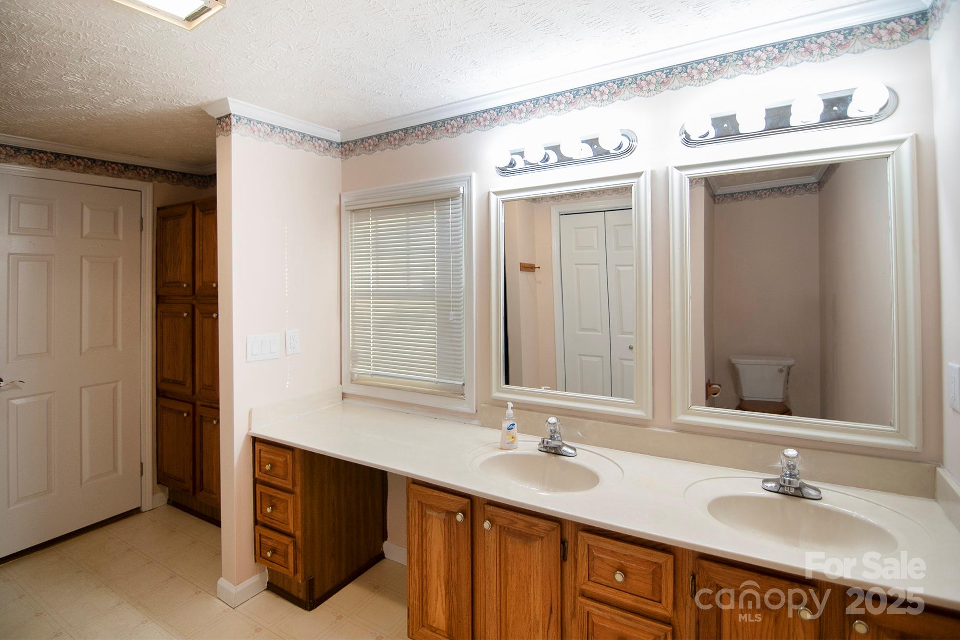 Hendersonville, North Carolina, 28792, United States, 3 Bedrooms Bedrooms, ,3 BathroomsBathrooms,Residential,For Sale,1976526