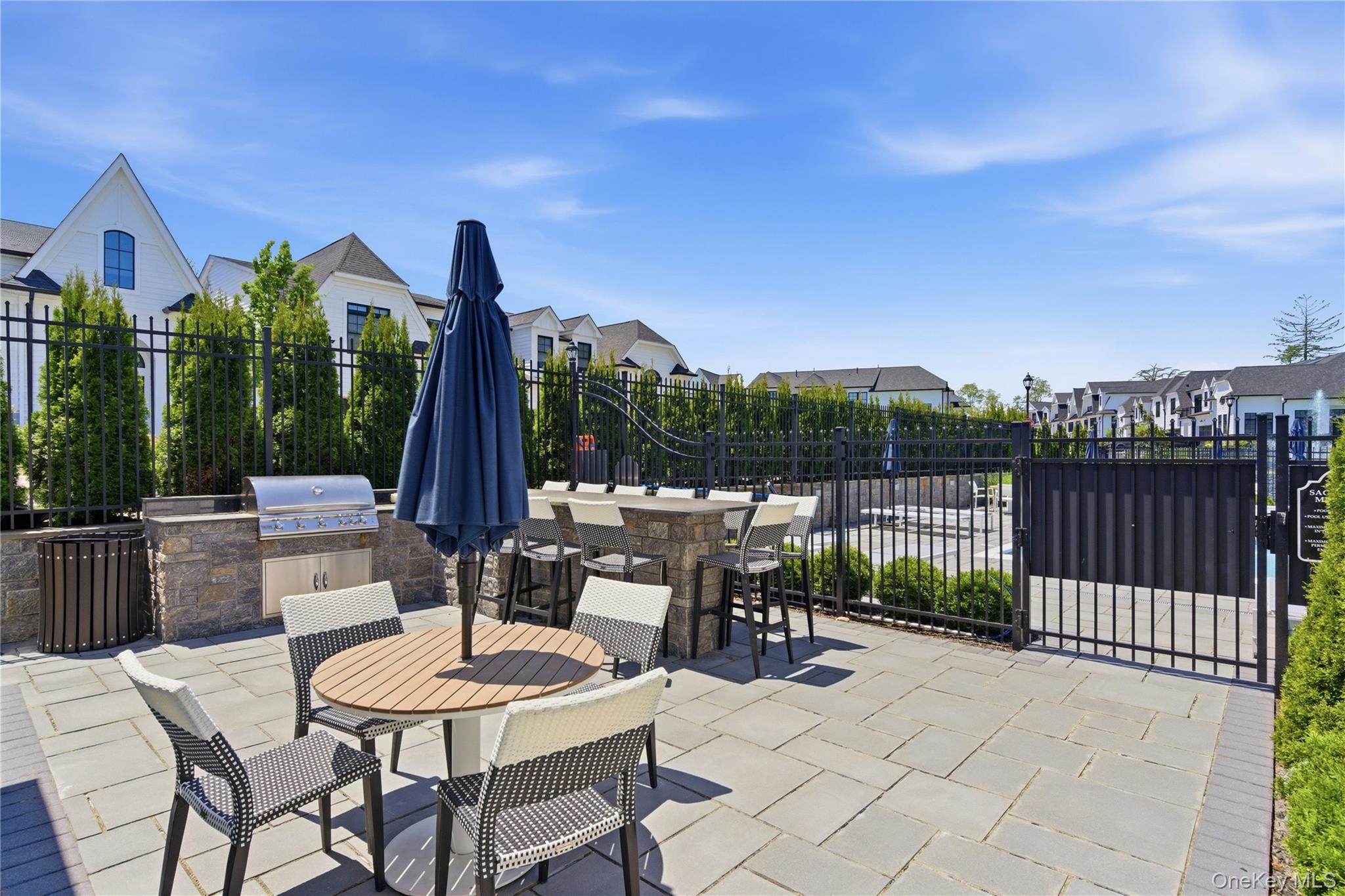  102 Three Ponds Lane E, Woodbury, NY, 11797 - 物件實景