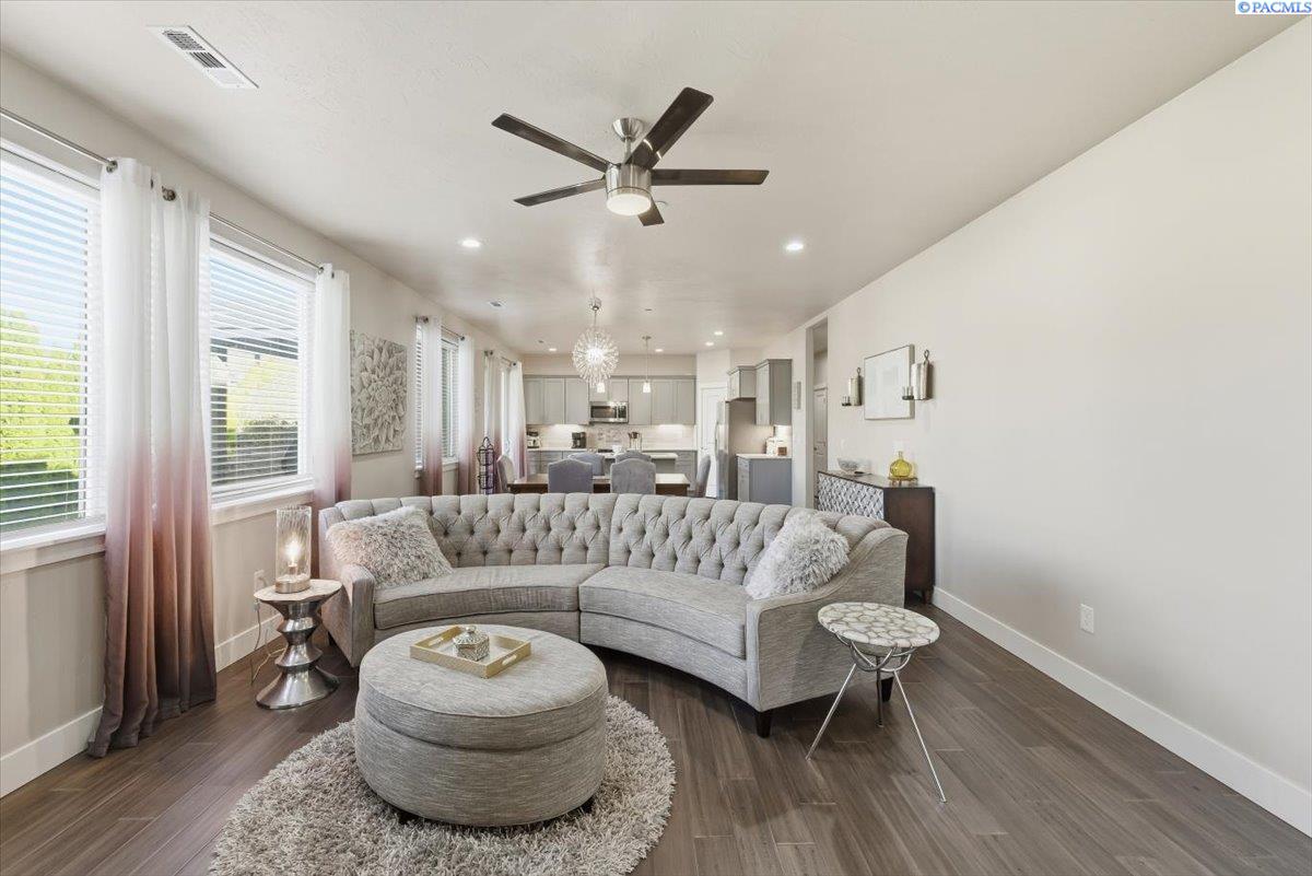 Richland, Washington, 99352, United States, 3 Bedrooms Bedrooms, ,2 BathroomsBathrooms,Residential,For Sale,1991630