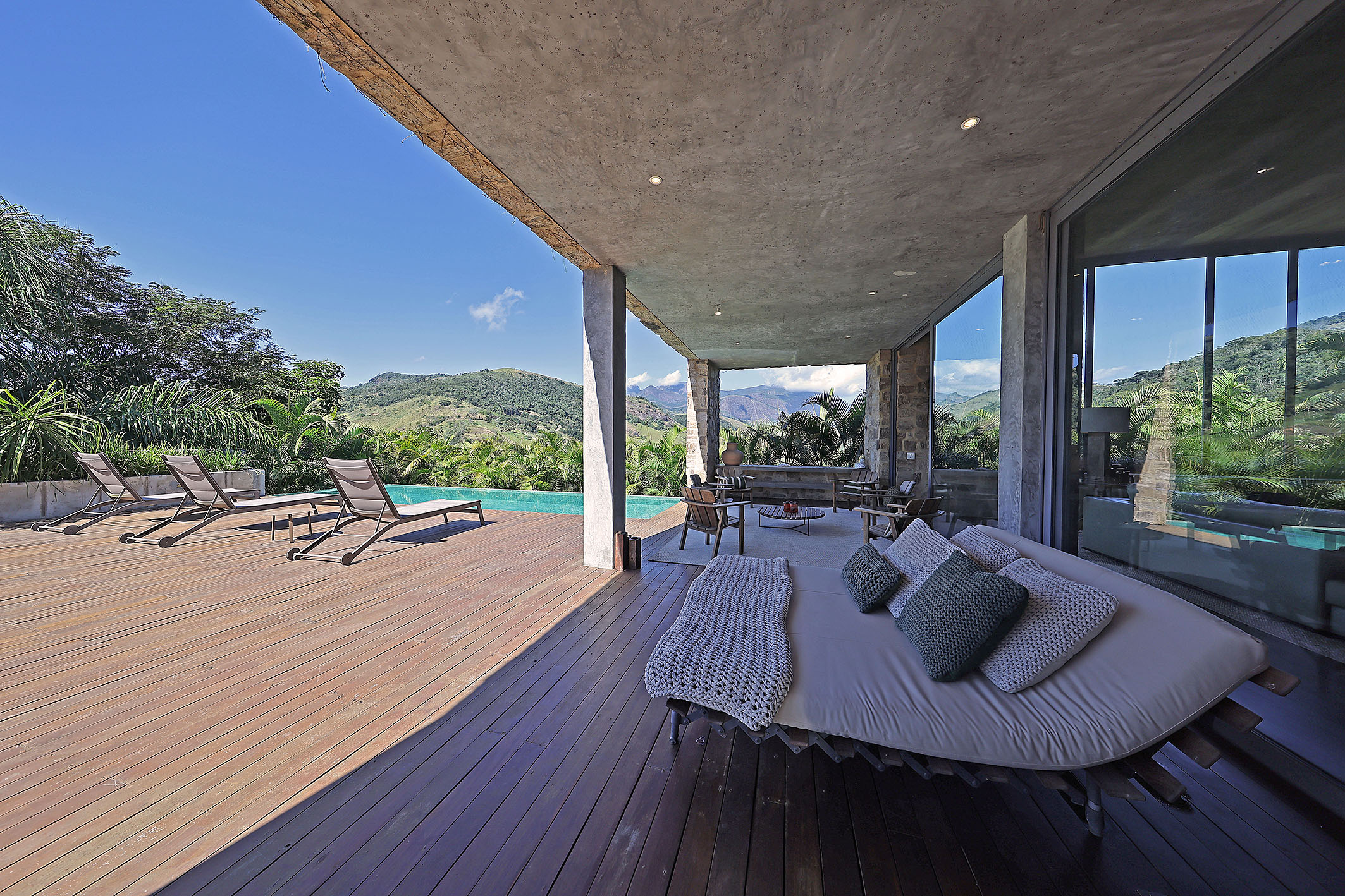  Contemporary estate immersed in nature with panoramic lake views - 物件實景