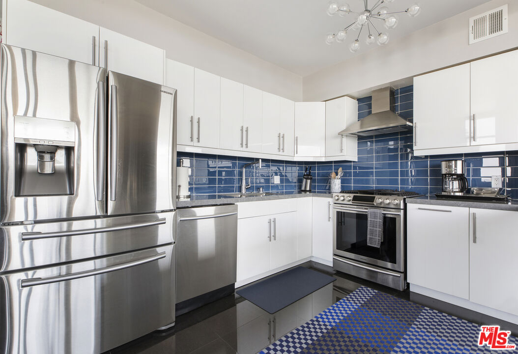 Los Angeles, California, 90027, United States, 1 Bedroom Bedrooms, ,1 BathroomBathrooms,Residential,For Sale,1913700