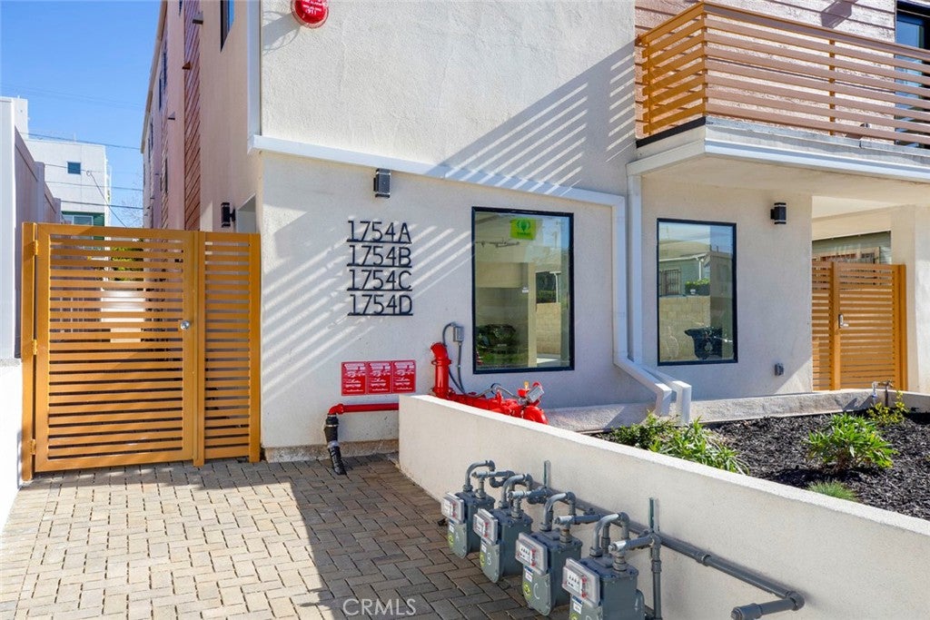 Los Angeles, California, 90027, United States, ,Residential,For Sale,1938959