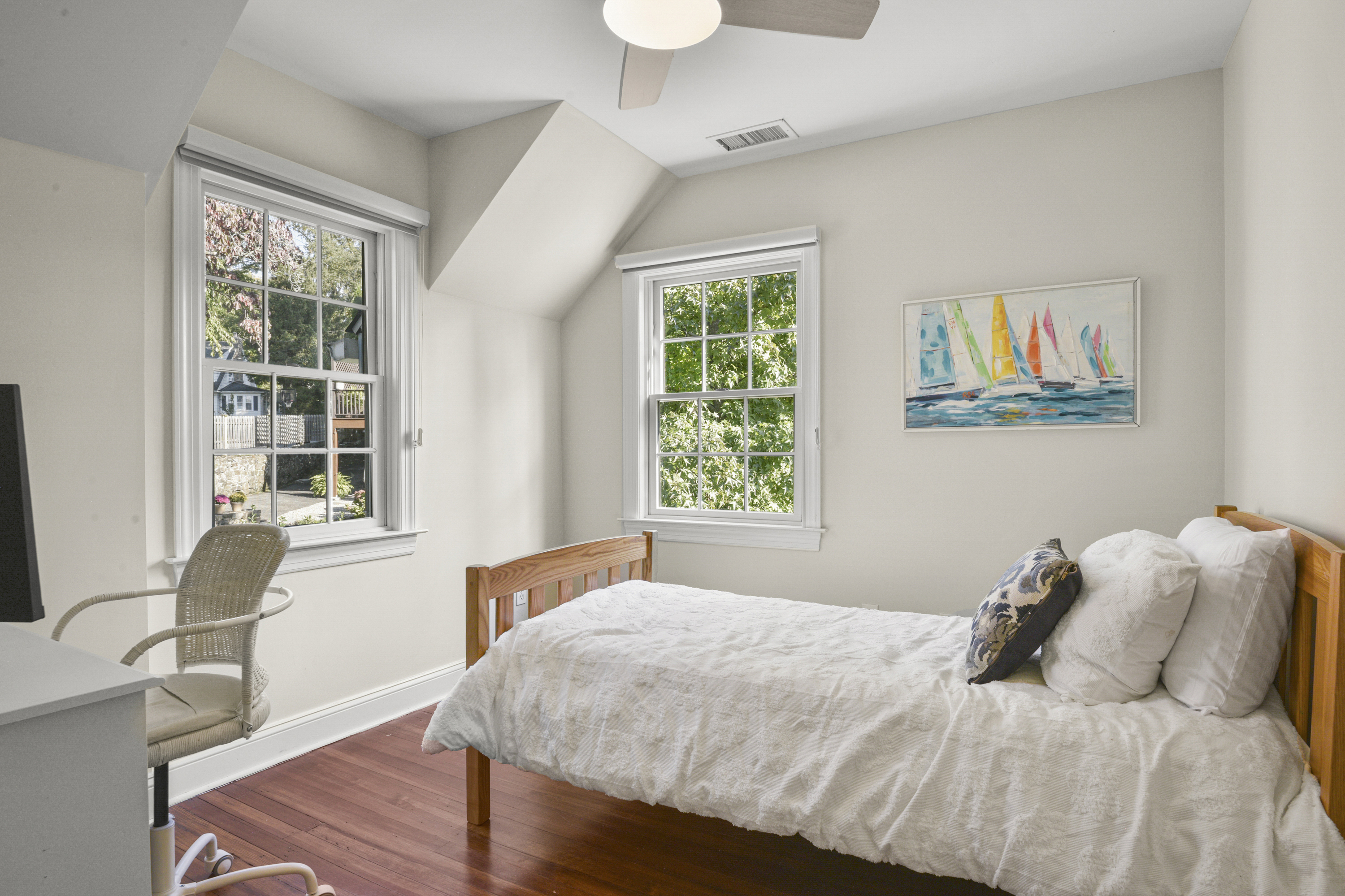  Sun-Filled Larchmont Woods Colonial - 物件實景