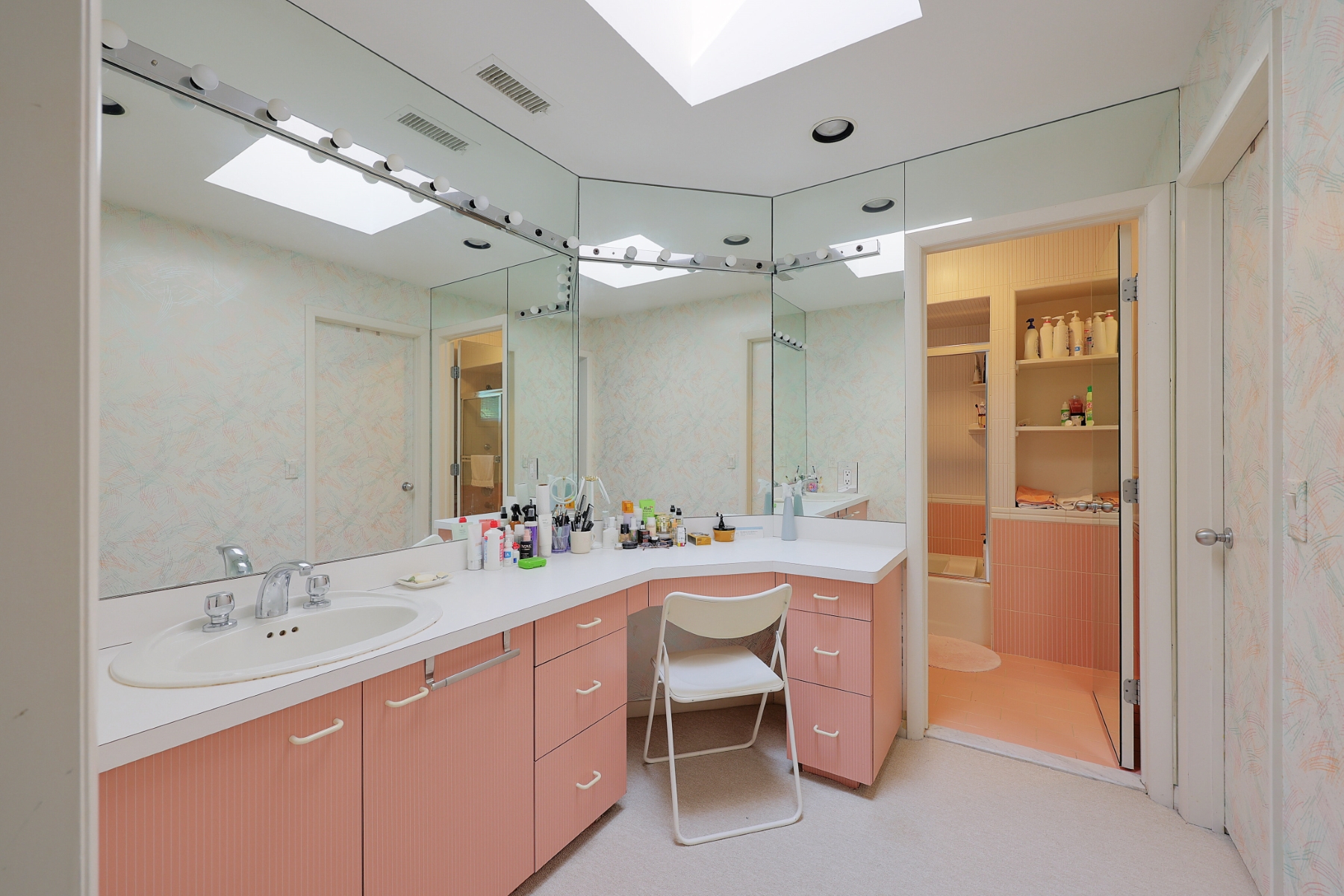  Contemporary Colonial Set in Peaceful Private Setting - 物件實景