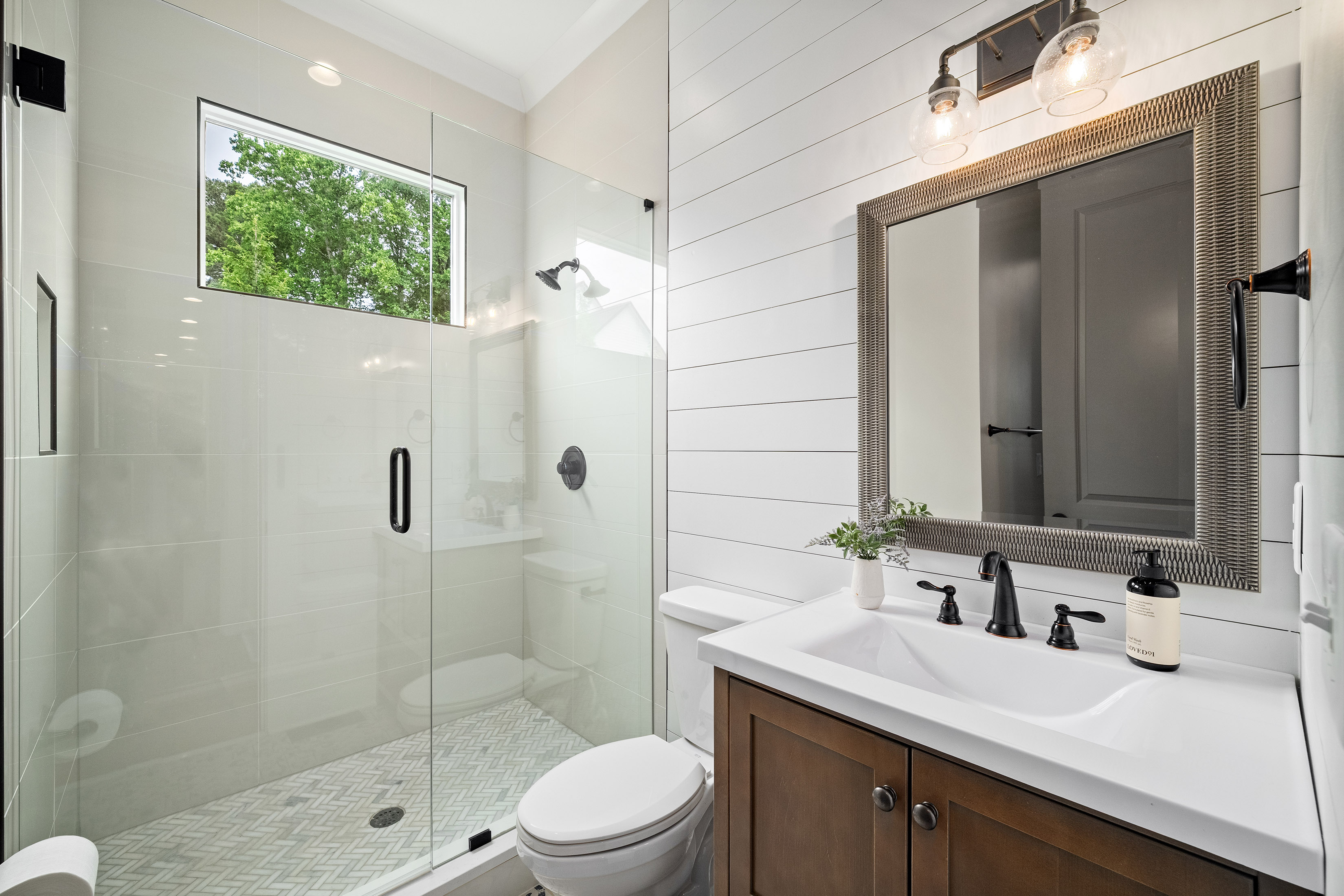  Stunning Modern Farmhouse with Luxury Finishes, Unbeatable Location, and No HOA - 物件實景