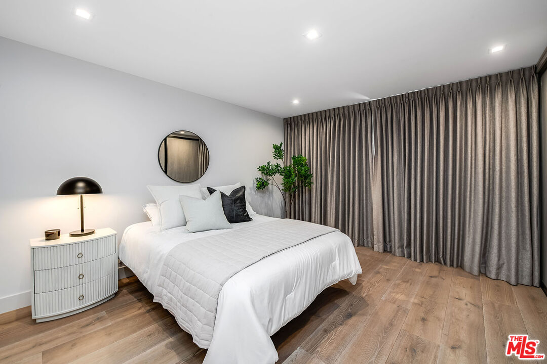Beverly Hills, California, 90210, United States, 1 Bedroom Bedrooms, ,2 BathroomsBathrooms,Residential,For Sale,1902812