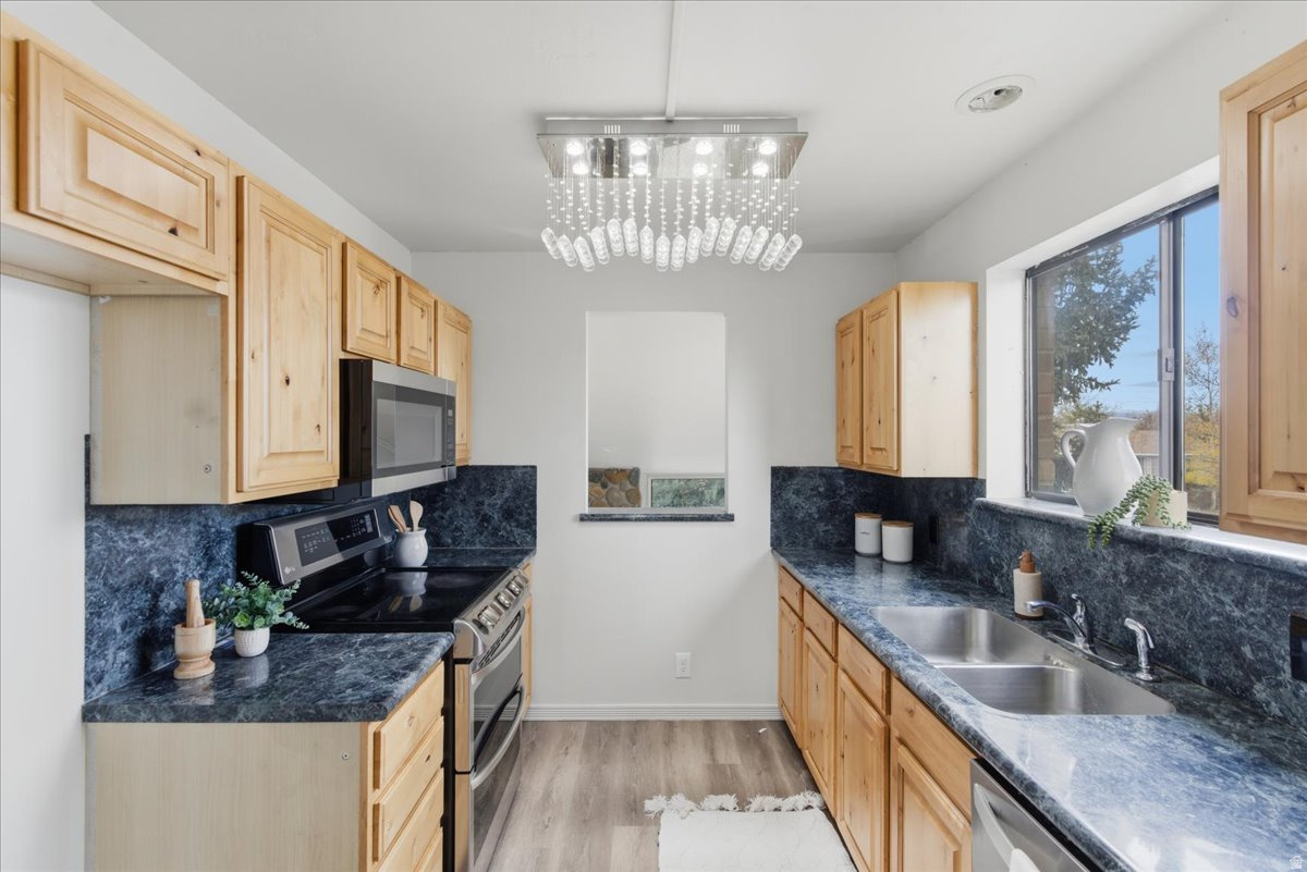 West Jordan, Utah, 84084, United States, 4 Bedrooms Bedrooms, ,2 BathroomsBathrooms,Residential,For Sale,1996138