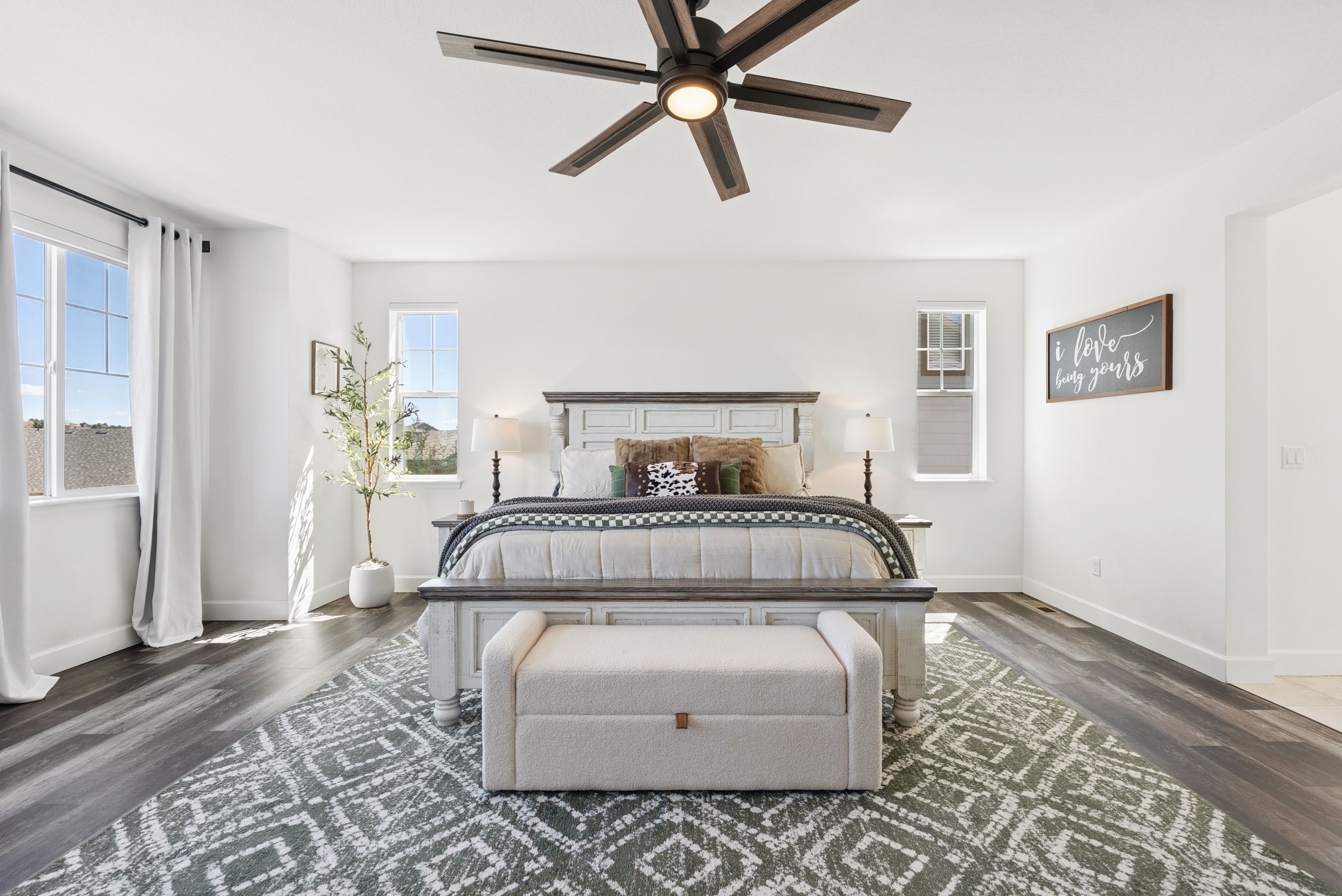  Newer construction, thoughtful design, and beautifully scaled spaces - 物件實景