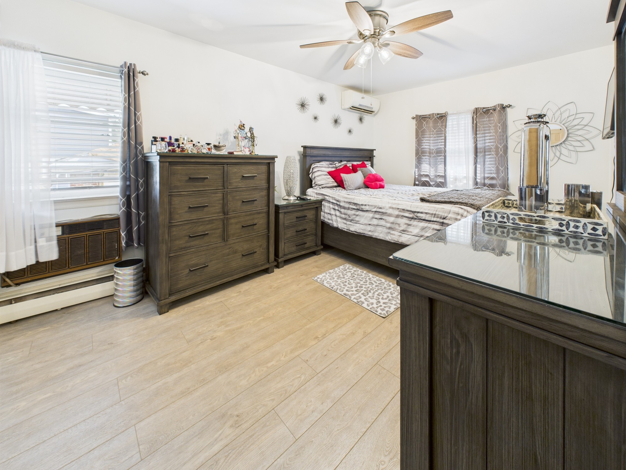 Bronx, New York, 10465, United States, 3 Bedrooms Bedrooms, ,3 BathroomsBathrooms,Residential,For Sale,1895148