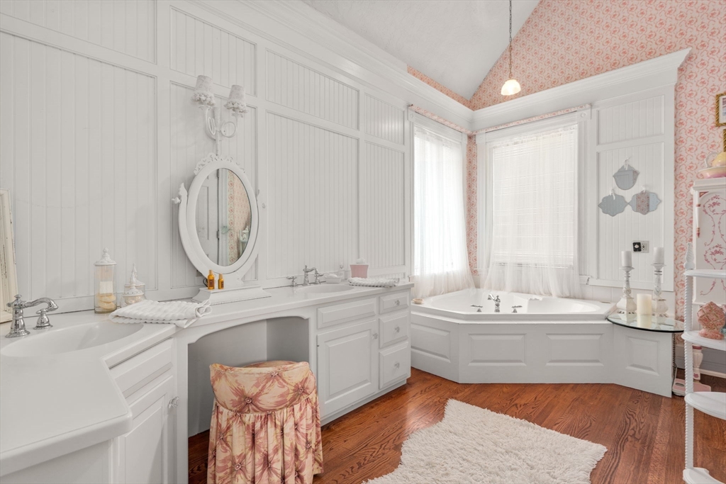 Hopkinton, Massachusetts, 01748, United States, 4 Bedrooms Bedrooms, ,5 BathroomsBathrooms,Residential,For Sale,1982386