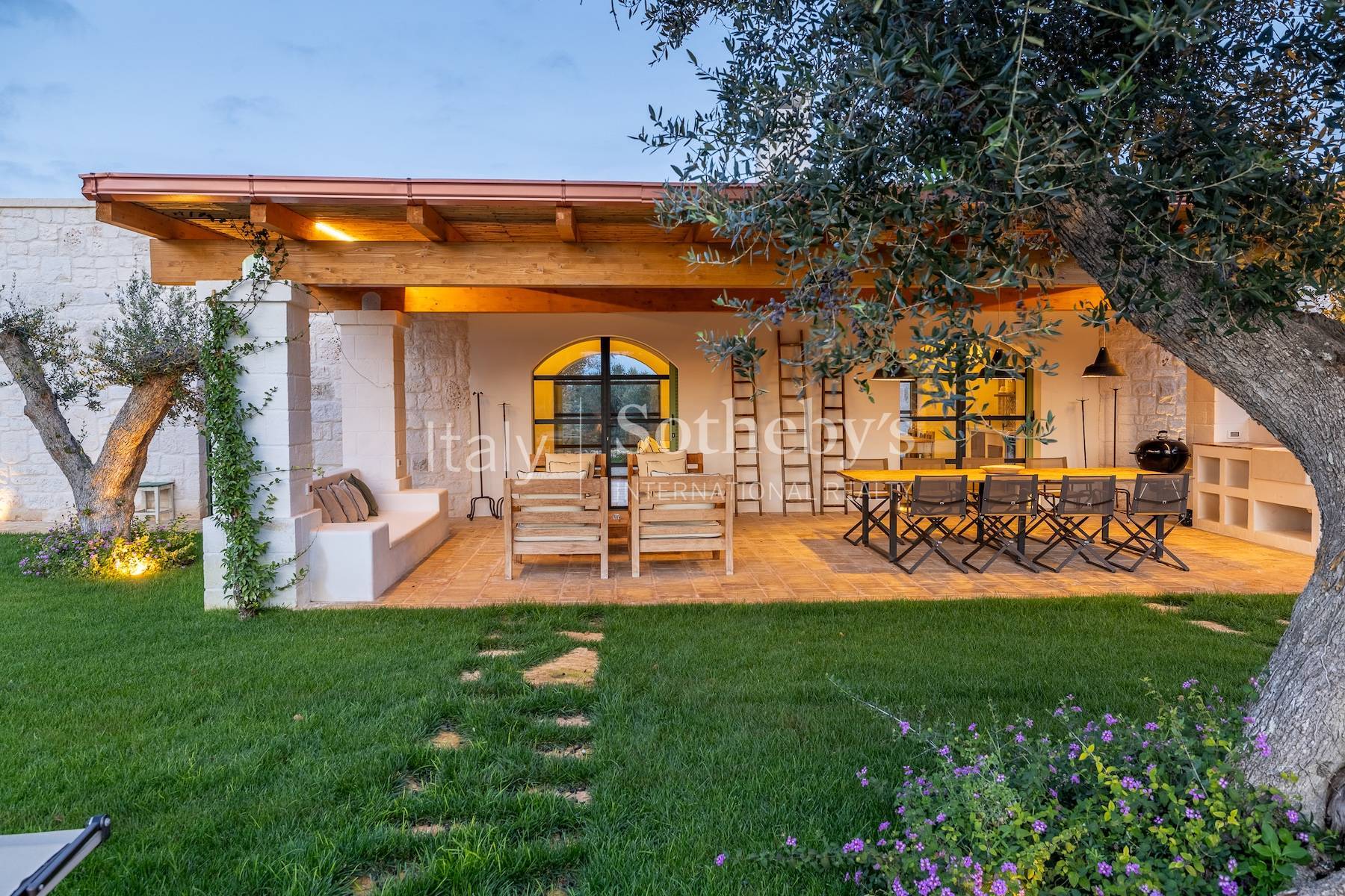  Exclusive estate among the olive trees in the Valle d