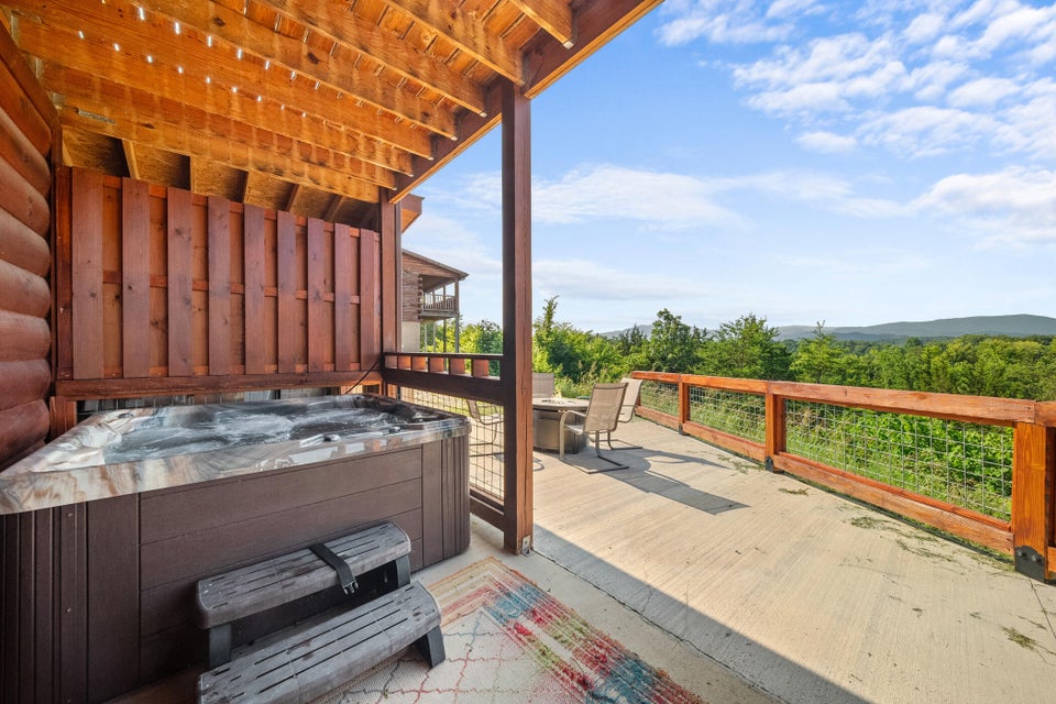 Sevierville, Tennessee, 37876, United States, 4 Bedrooms Bedrooms, ,6 BathroomsBathrooms,Residential,For Sale,1976346