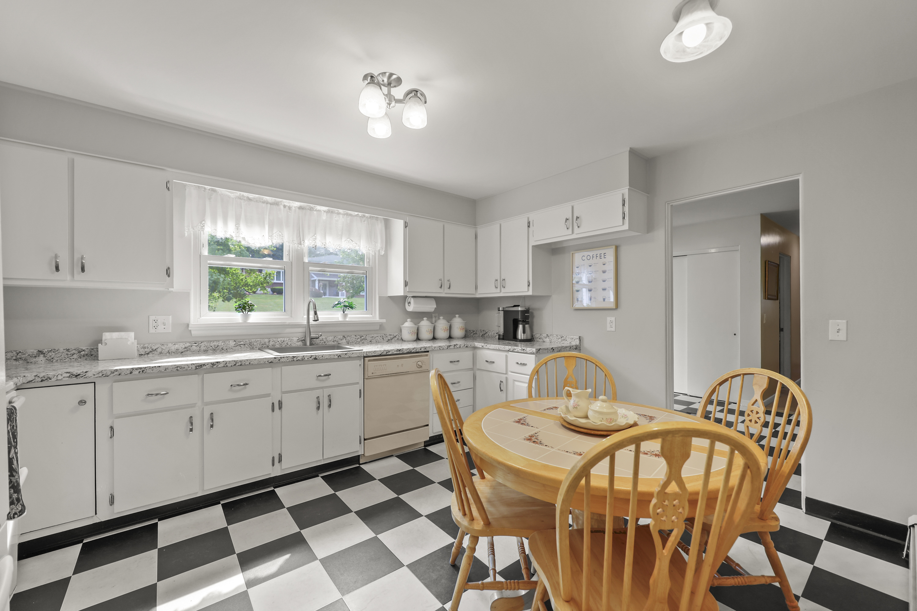  Immaculate 4 Bed Ranch with 3-Season Porch near Lake Onota - 物件實景