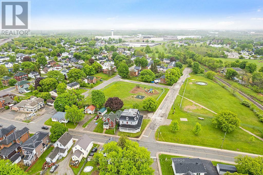 SMITHS FALLS, Ontario, K7A 2Z5, CA, 8 Bedrooms Bedrooms, ,6 BathroomsBathrooms,Residential,For Sale,1865309