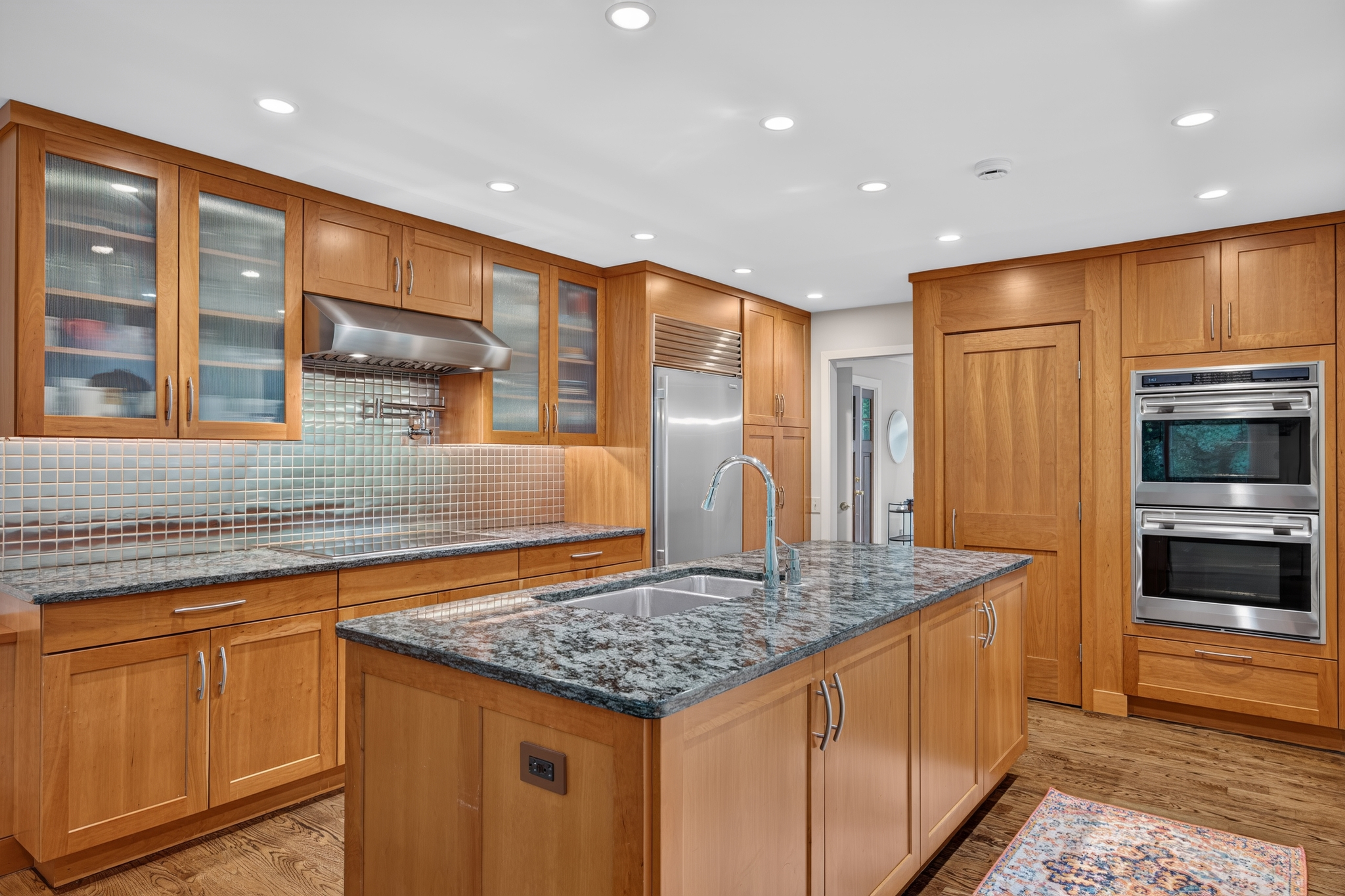  Immaculate Home with Classic Versatile Design Offers Privacy - 物件實景
