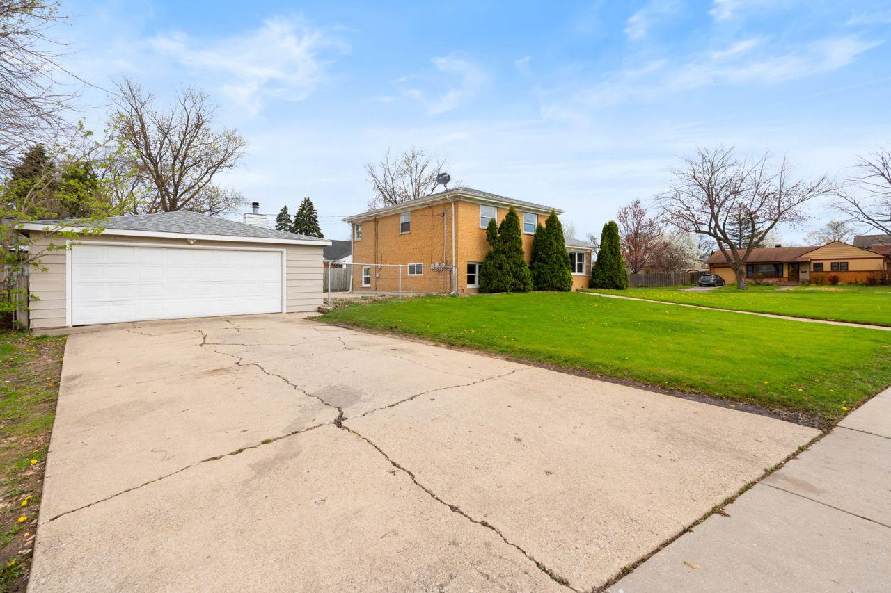 Des Plaines, Illinois, 60016, United States, 4 Bedrooms Bedrooms, ,2 BathroomsBathrooms,Residential,For Sale,1826836
