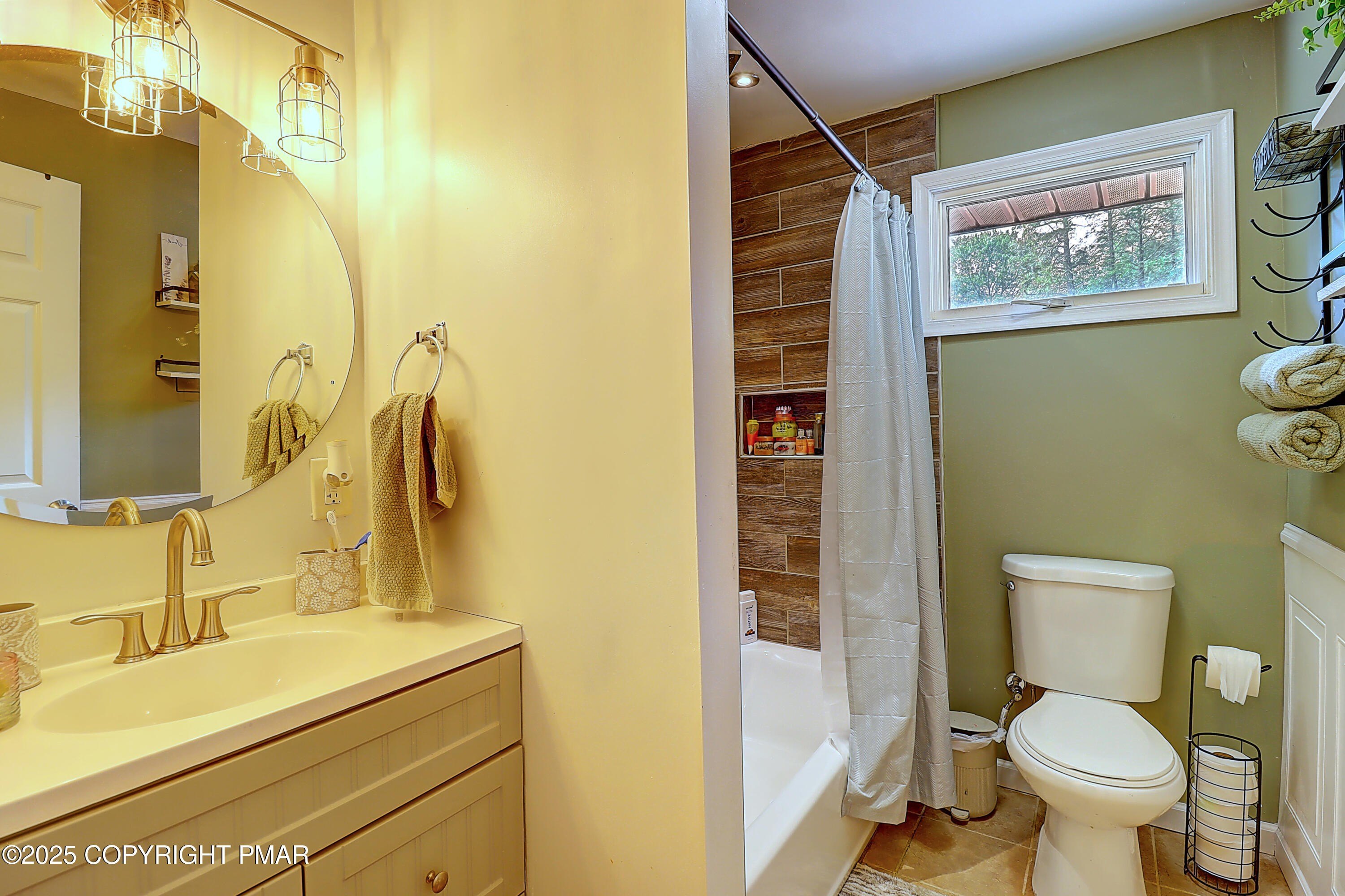 Blakeslee, Pennsylvania, 18610, United States, 4 Bedrooms Bedrooms, ,4 BathroomsBathrooms,Residential,For Sale,1982561