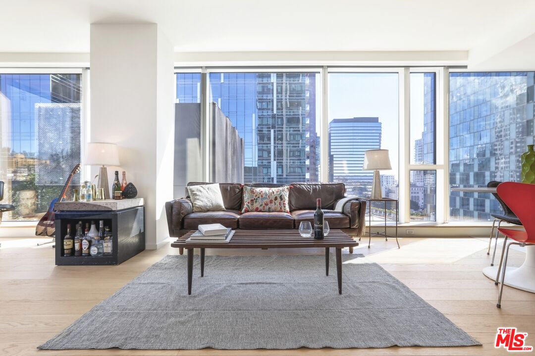 Los Angeles, California, 90017, United States, 1 Bedroom Bedrooms, ,2 BathroomsBathrooms,Residential,For Sale,1987856