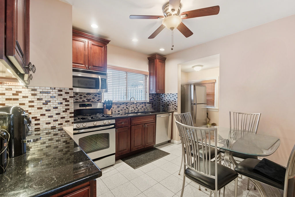 Howard Beach, New York, 11414, United States, 4 Bedrooms Bedrooms, ,1 BathroomBathrooms,Residential,For Sale,1986099