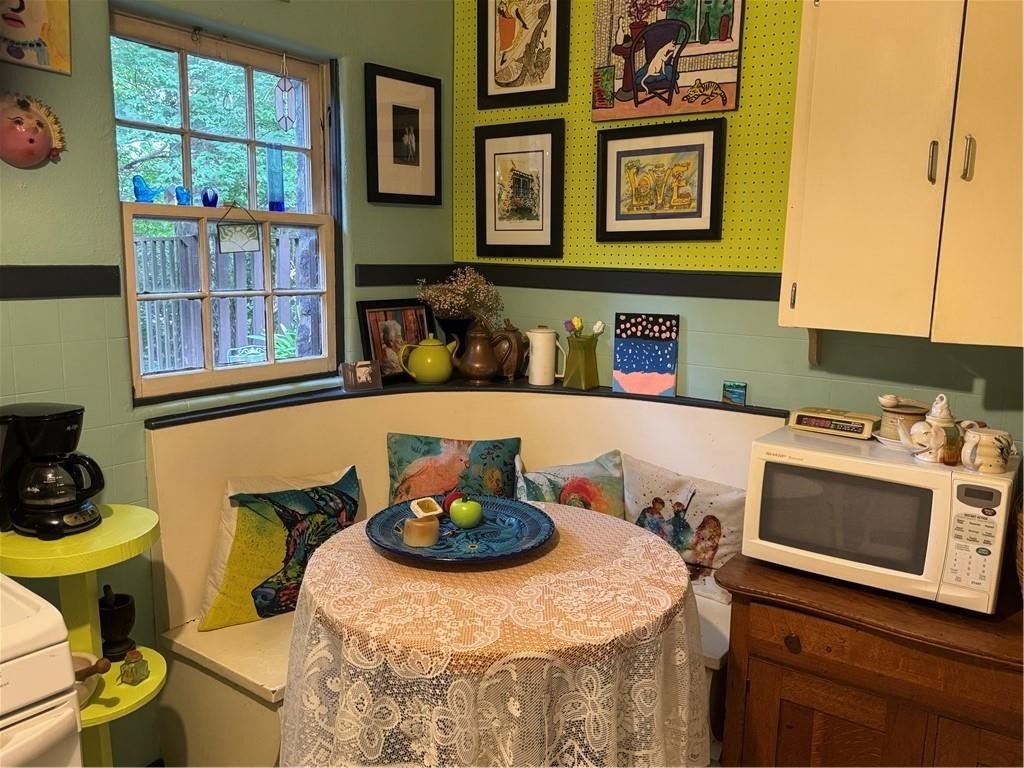 Fayetteville, Arkansas, 72701, United States, 2 Bedrooms Bedrooms, ,2 BathroomsBathrooms,Residential,For Sale,1980541