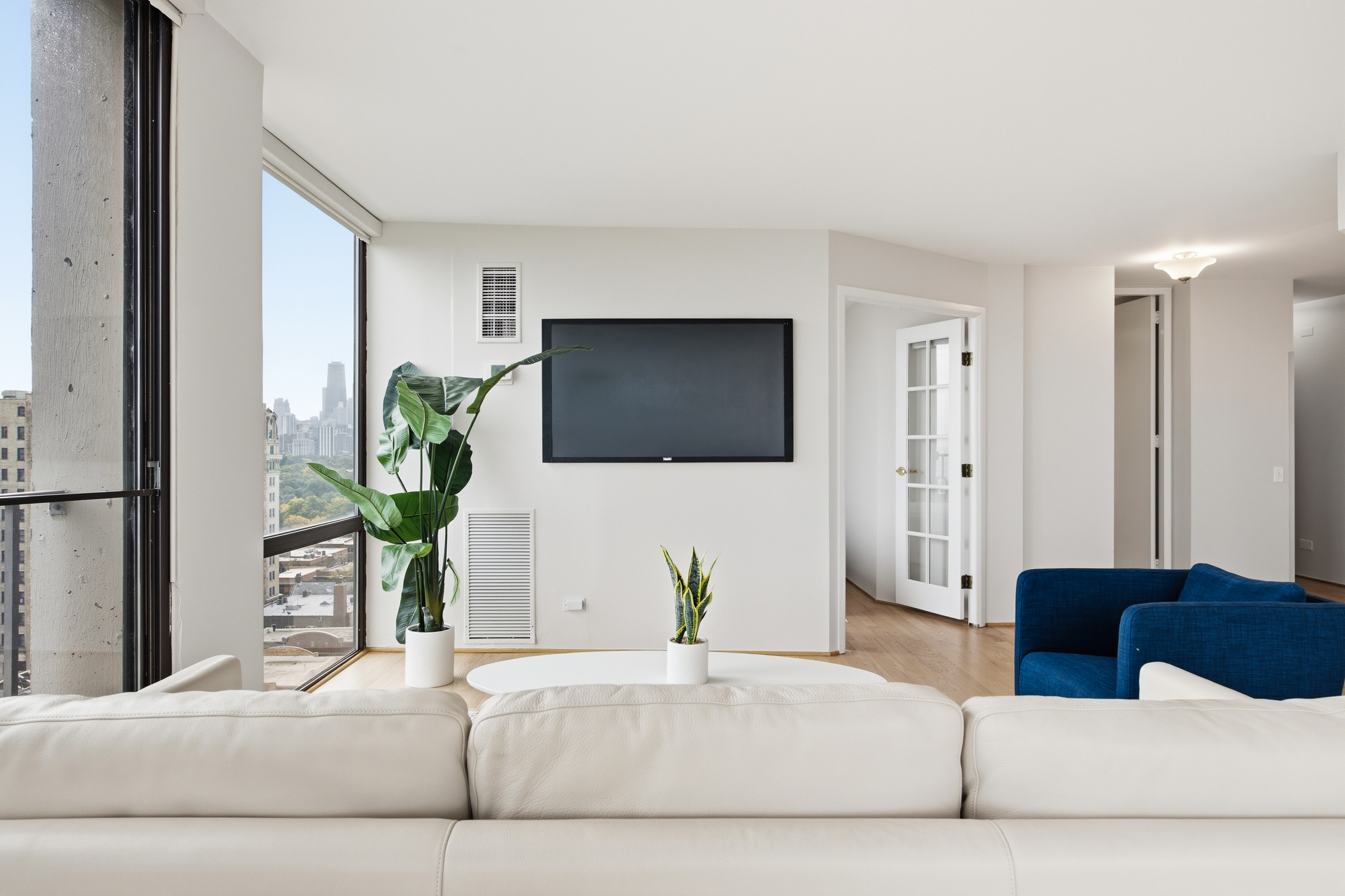  Spectacular 2-bedroom, 2-bath Corner Residence Perched High Above Lincoln Park - 物件實景