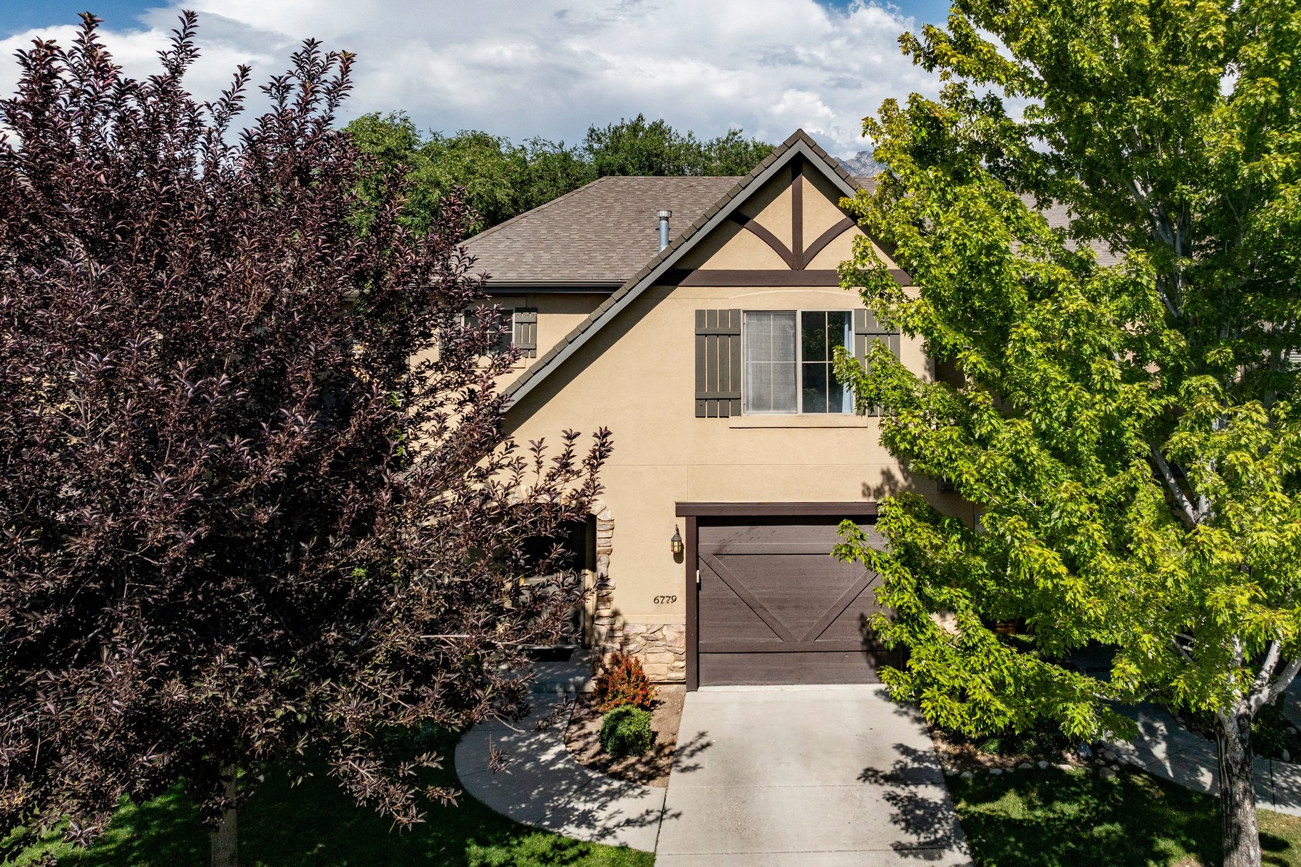  Fully Remodeled End-Unit in Prime Midvale Location - 物件實景