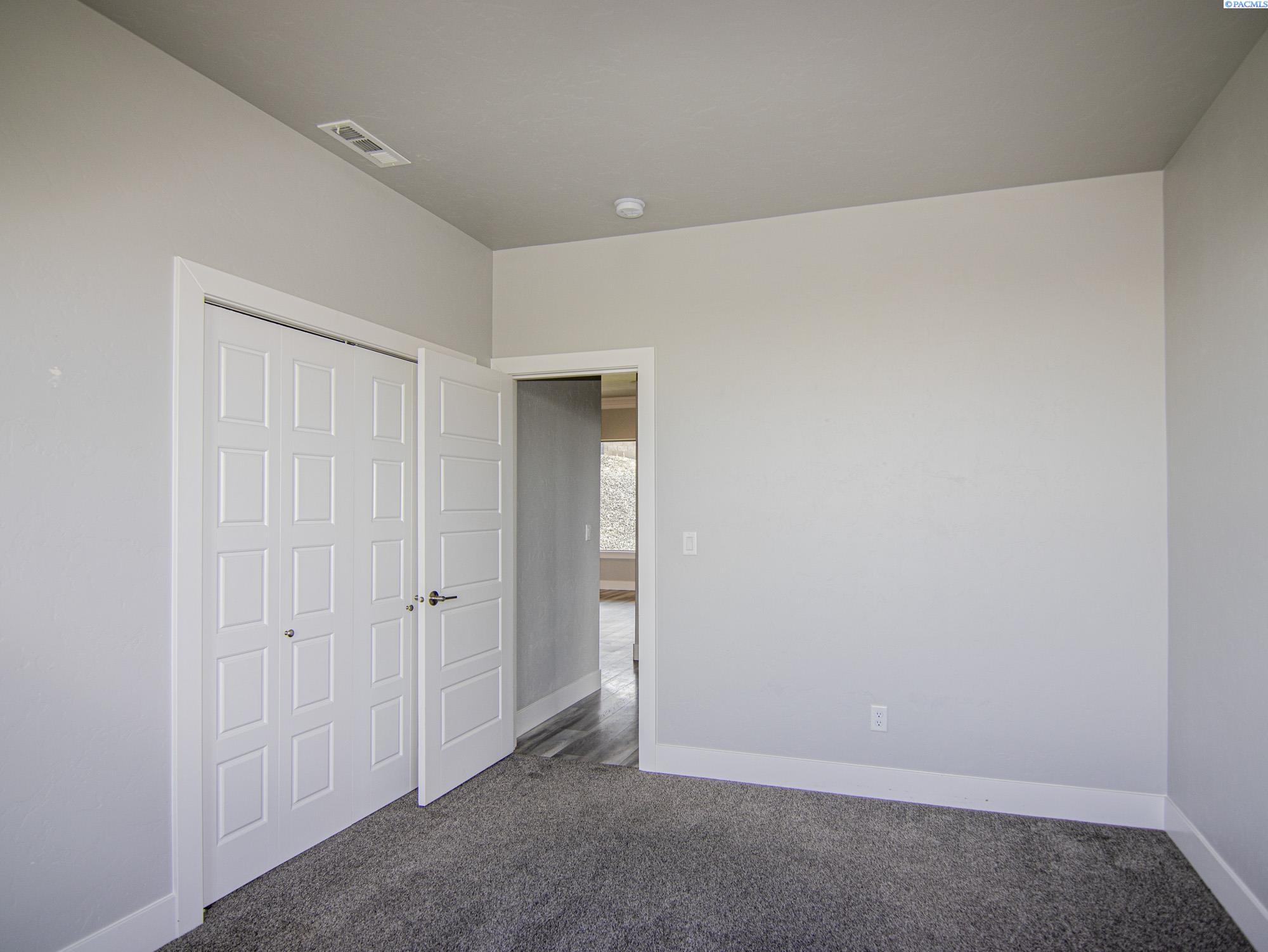 West Richland, Washington, 99353, United States, 5 Bedrooms Bedrooms, ,2 BathroomsBathrooms,Residential,For Sale,1873826