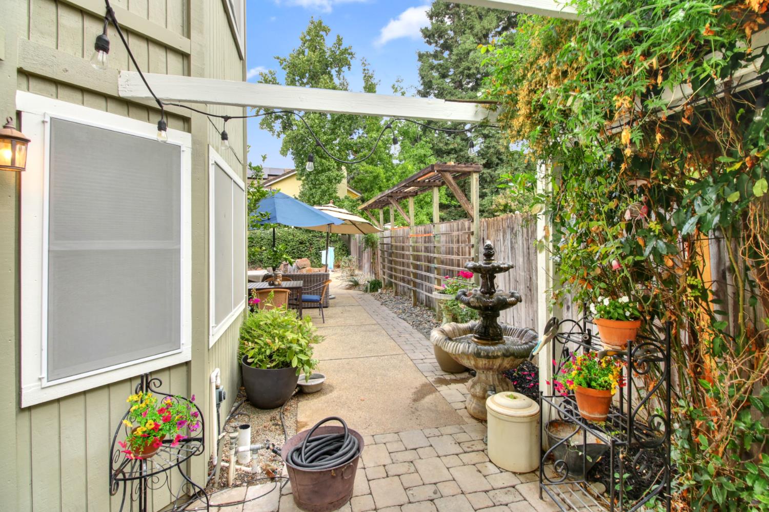 Elk Grove, California, 95624, United States, 4 Bedrooms Bedrooms, ,4 BathroomsBathrooms,Residential,For Sale,1987629